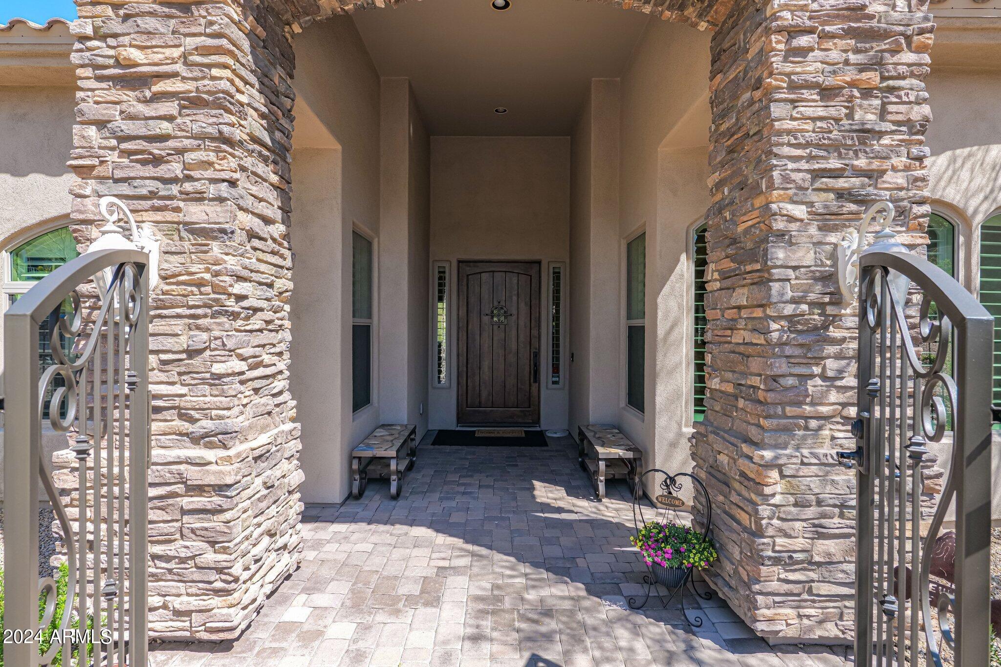 1532 E SHARON Drive