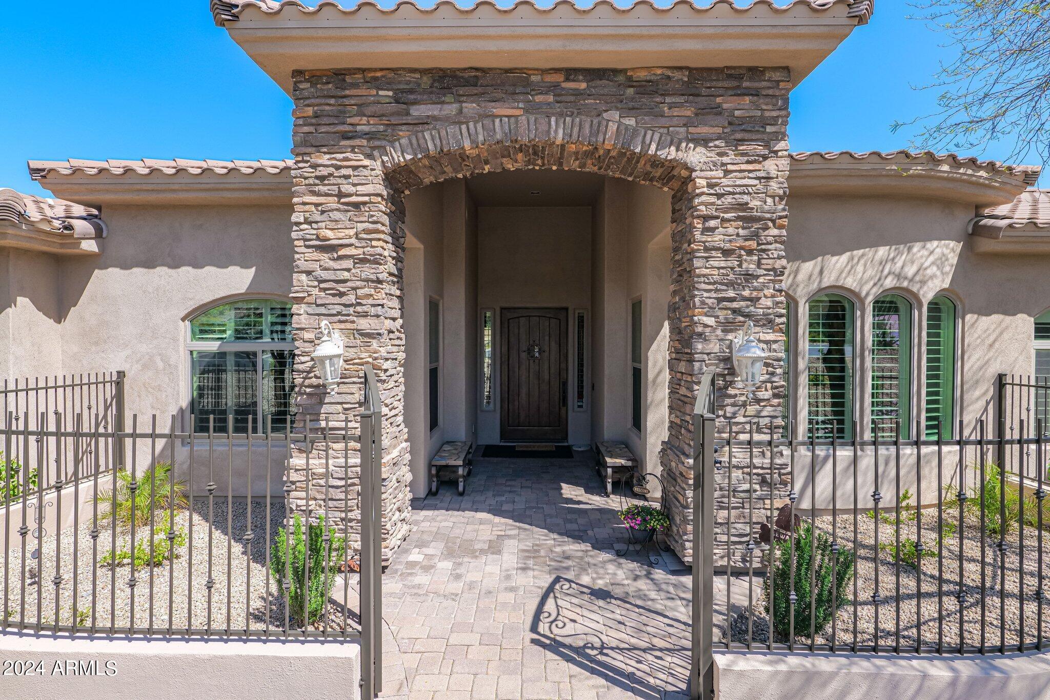 1532 E SHARON Drive