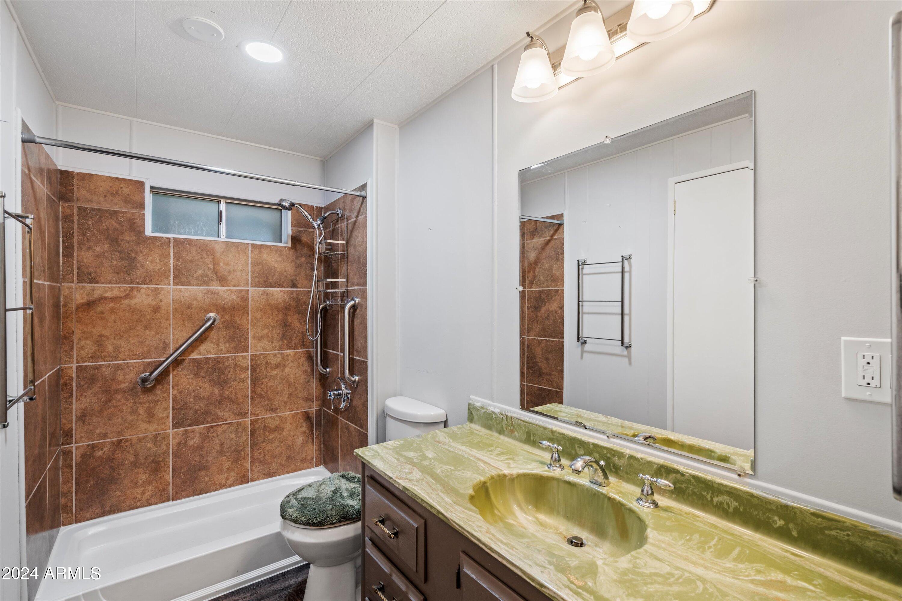 4065 E University Drive, 256