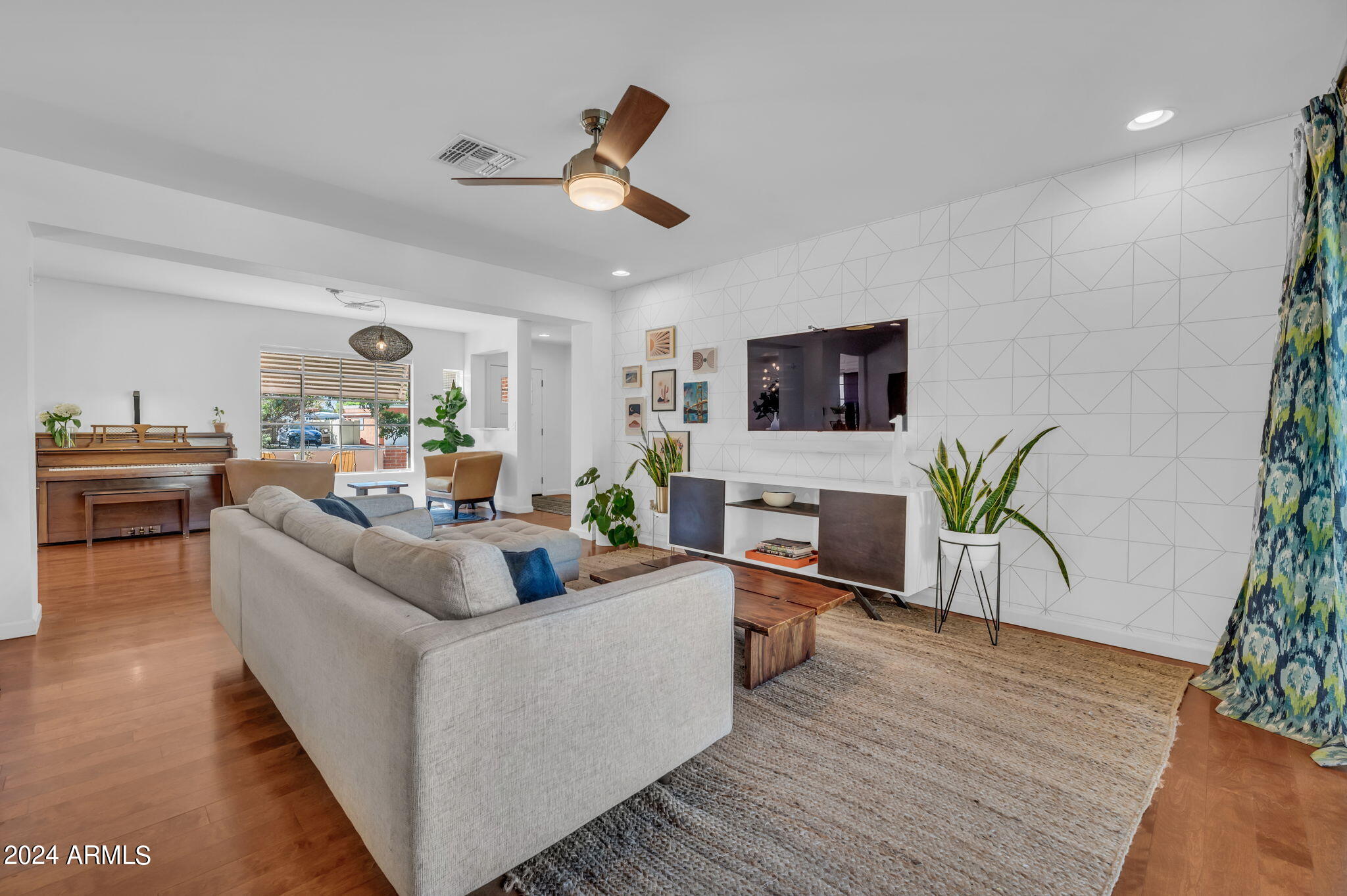 222 E ORANGE Drive