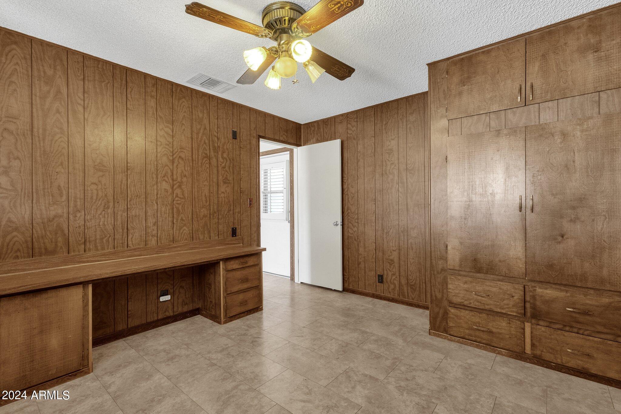 1124 E 6TH Place