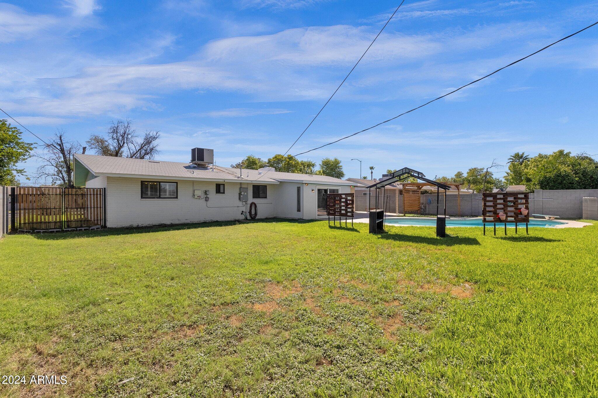 1124 E 6TH Place