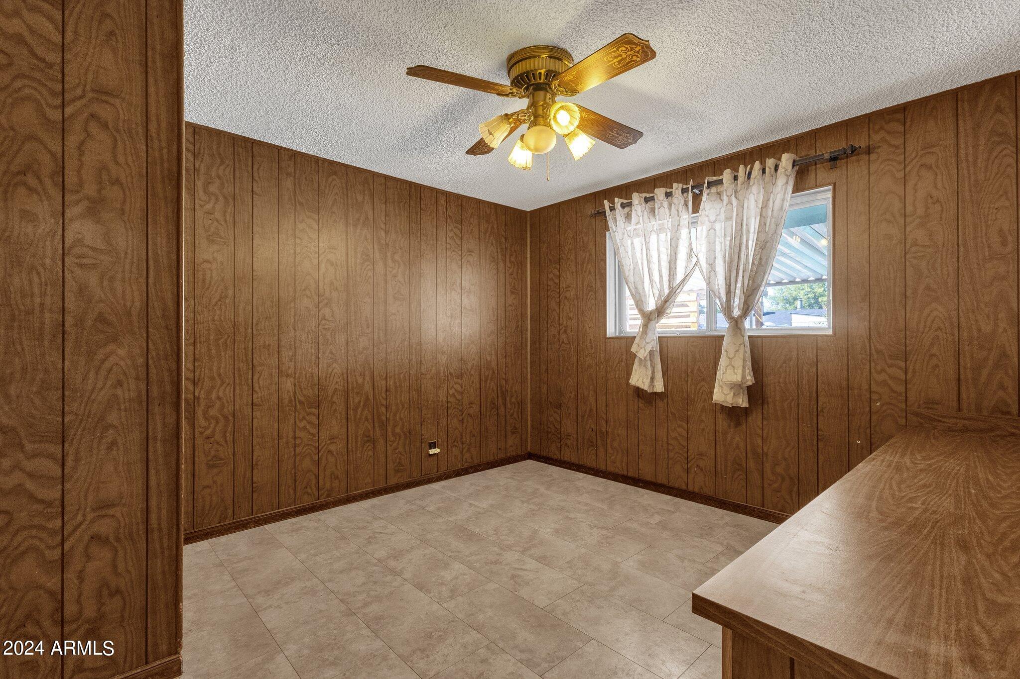 1124 E 6TH Place