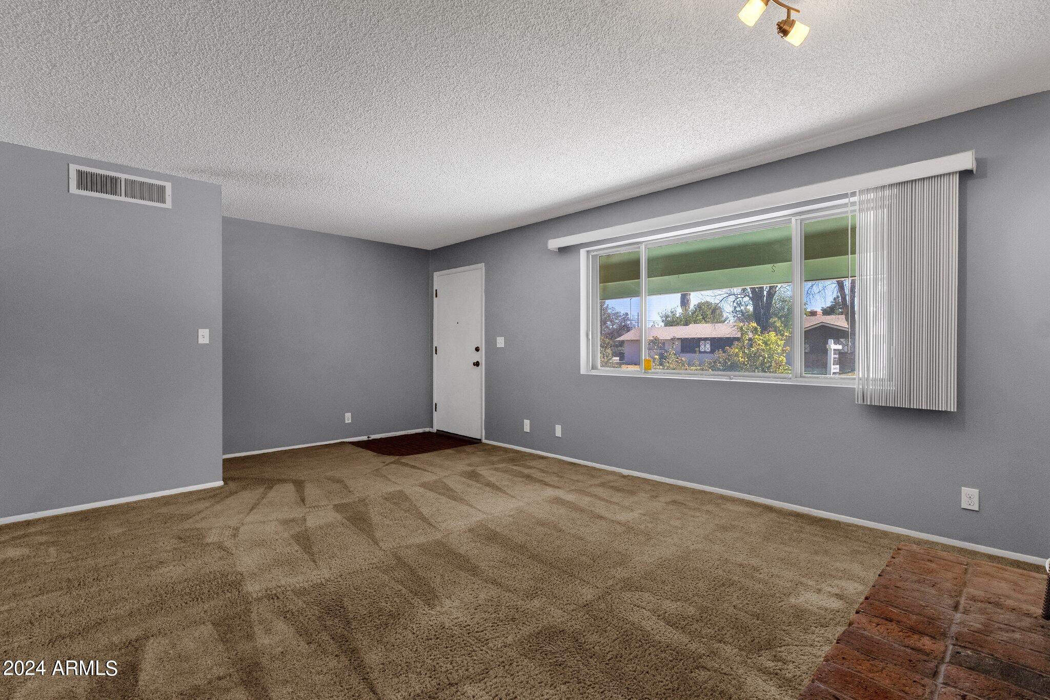 1124 E 6TH Place