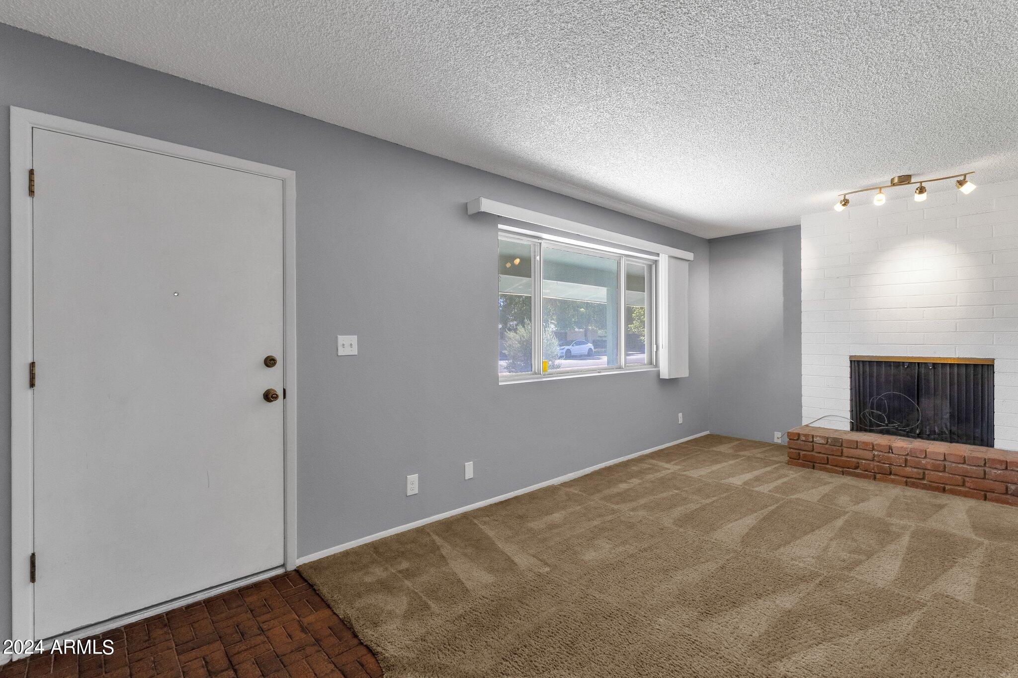 1124 E 6TH Place