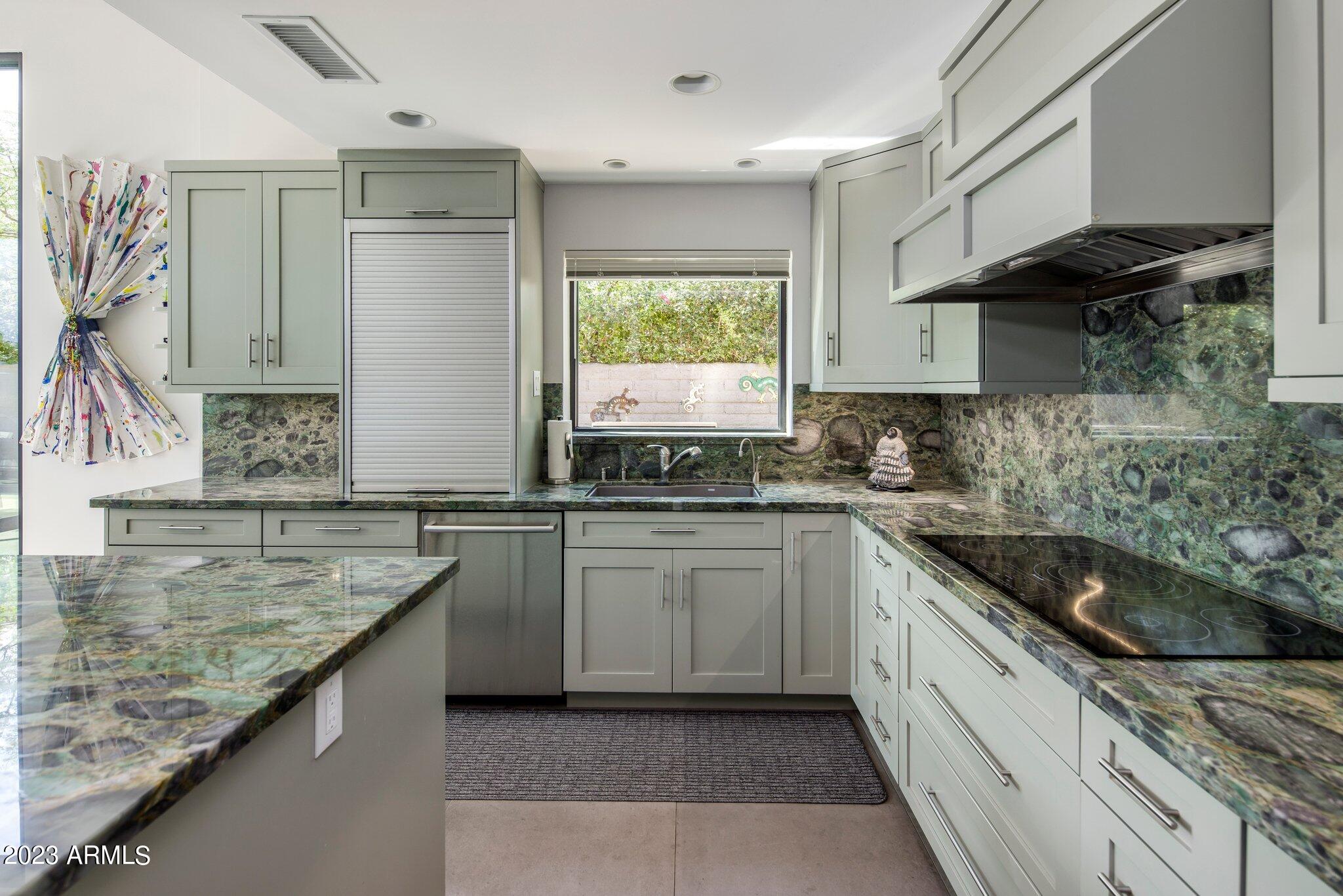 5434 E LINCOLN Drive, 16