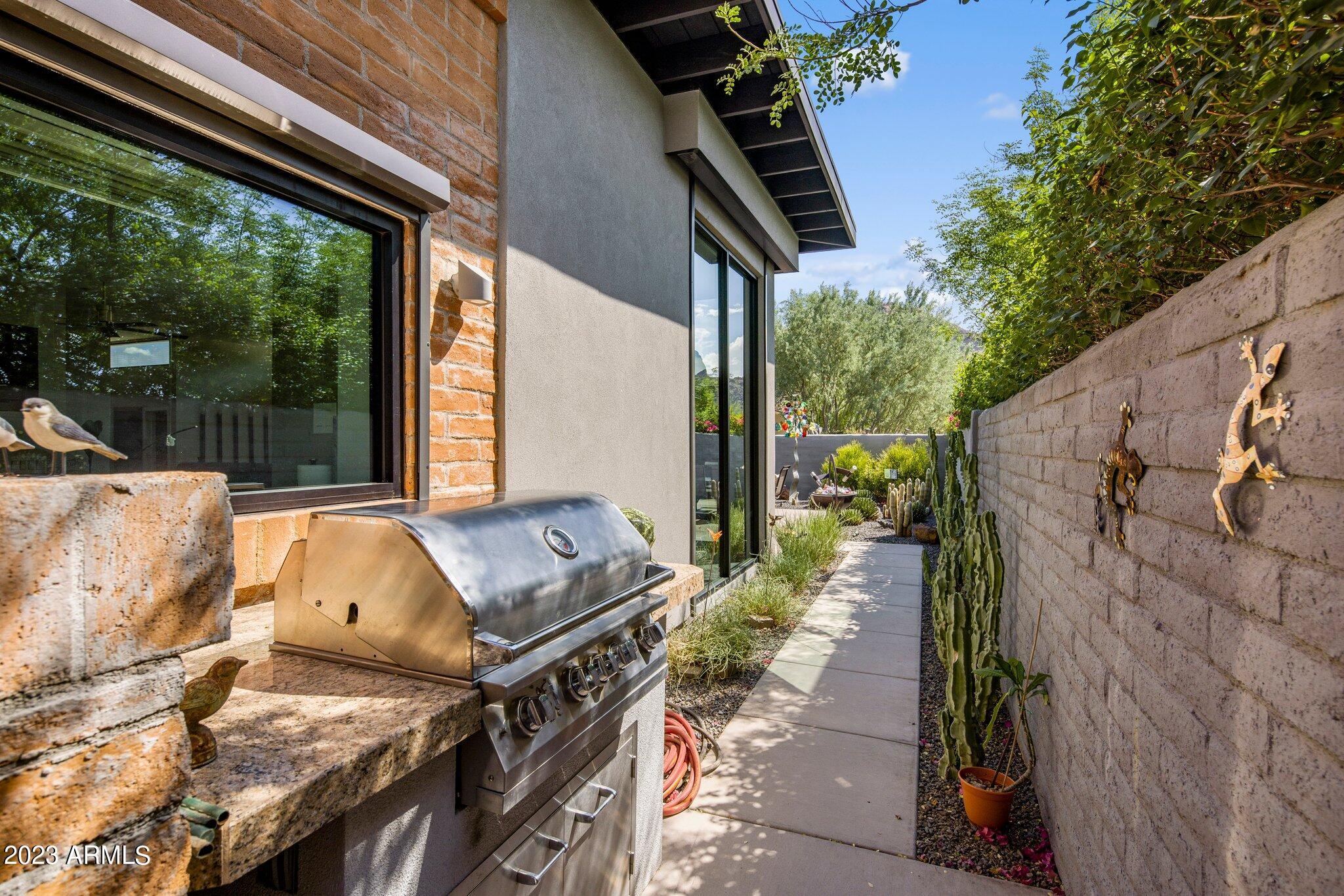 5434 E LINCOLN Drive, 16