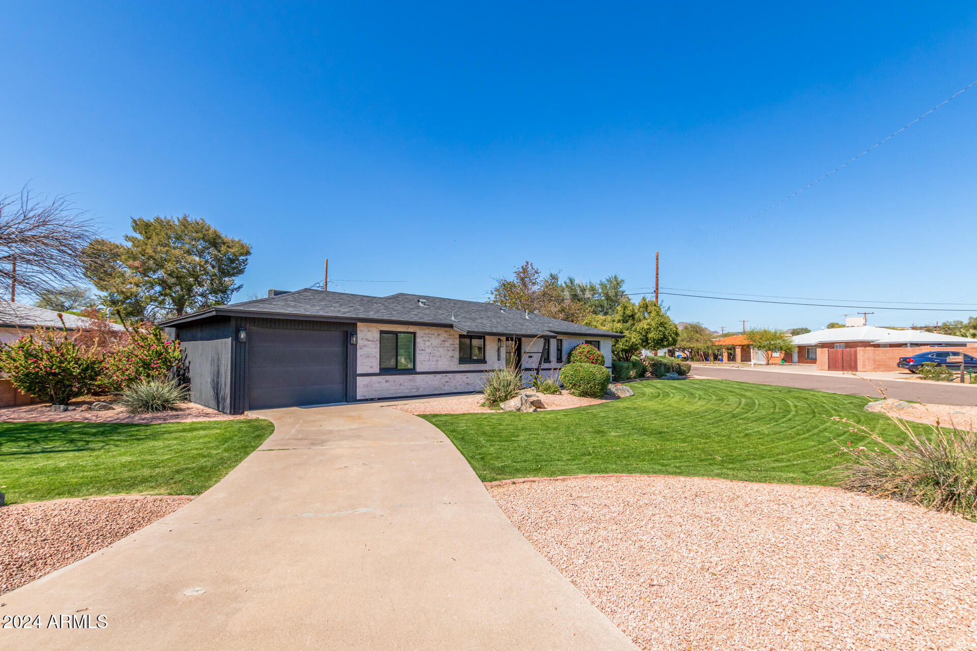 3028 E COOLIDGE Street