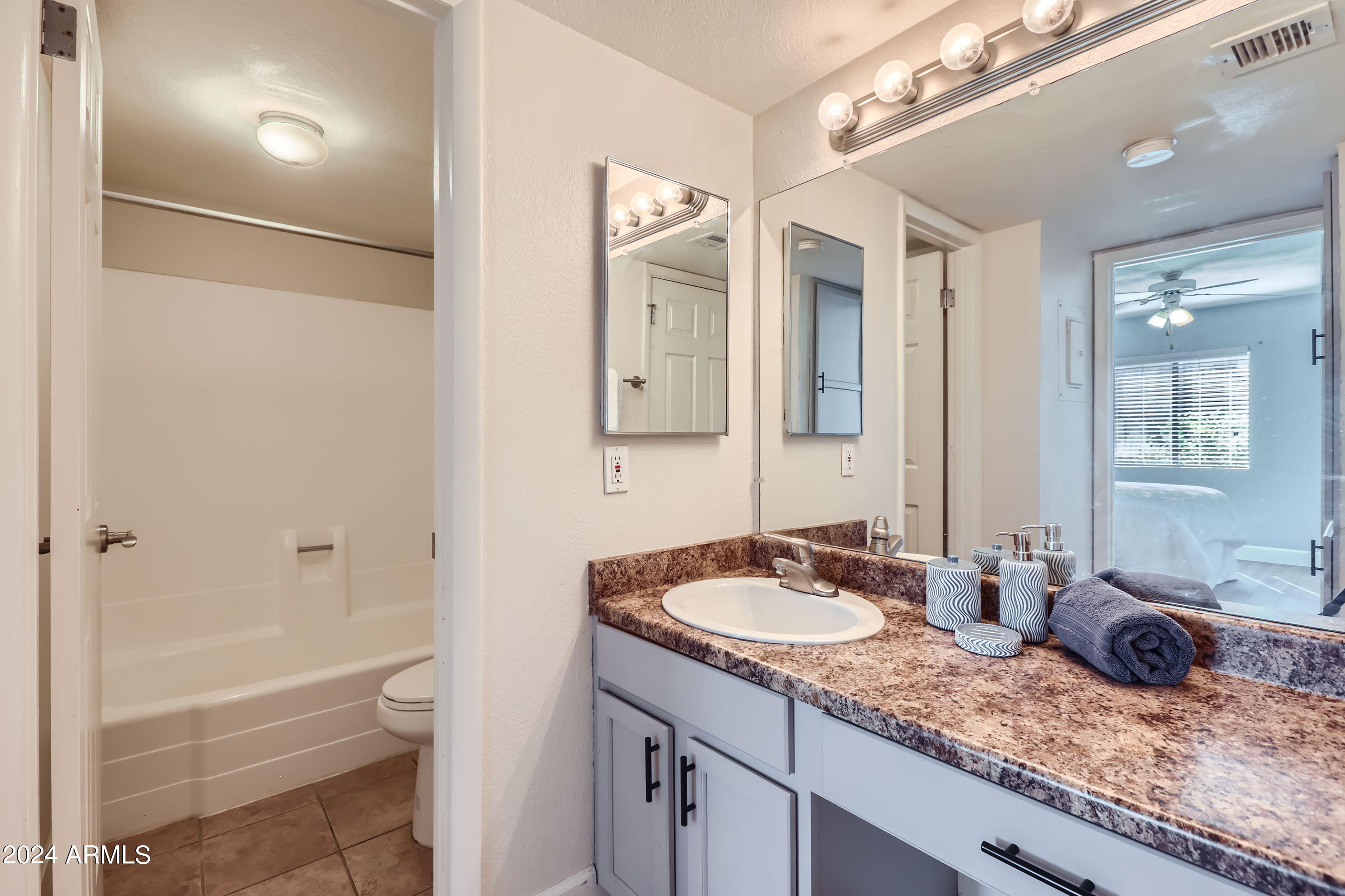 3825 E CAMELBACK Road, 130