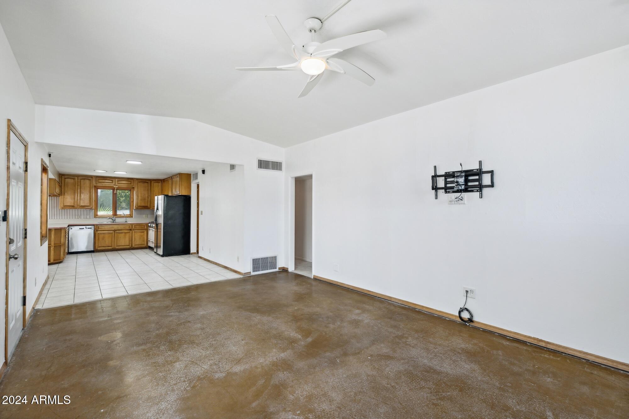 1401 E Rose Lane