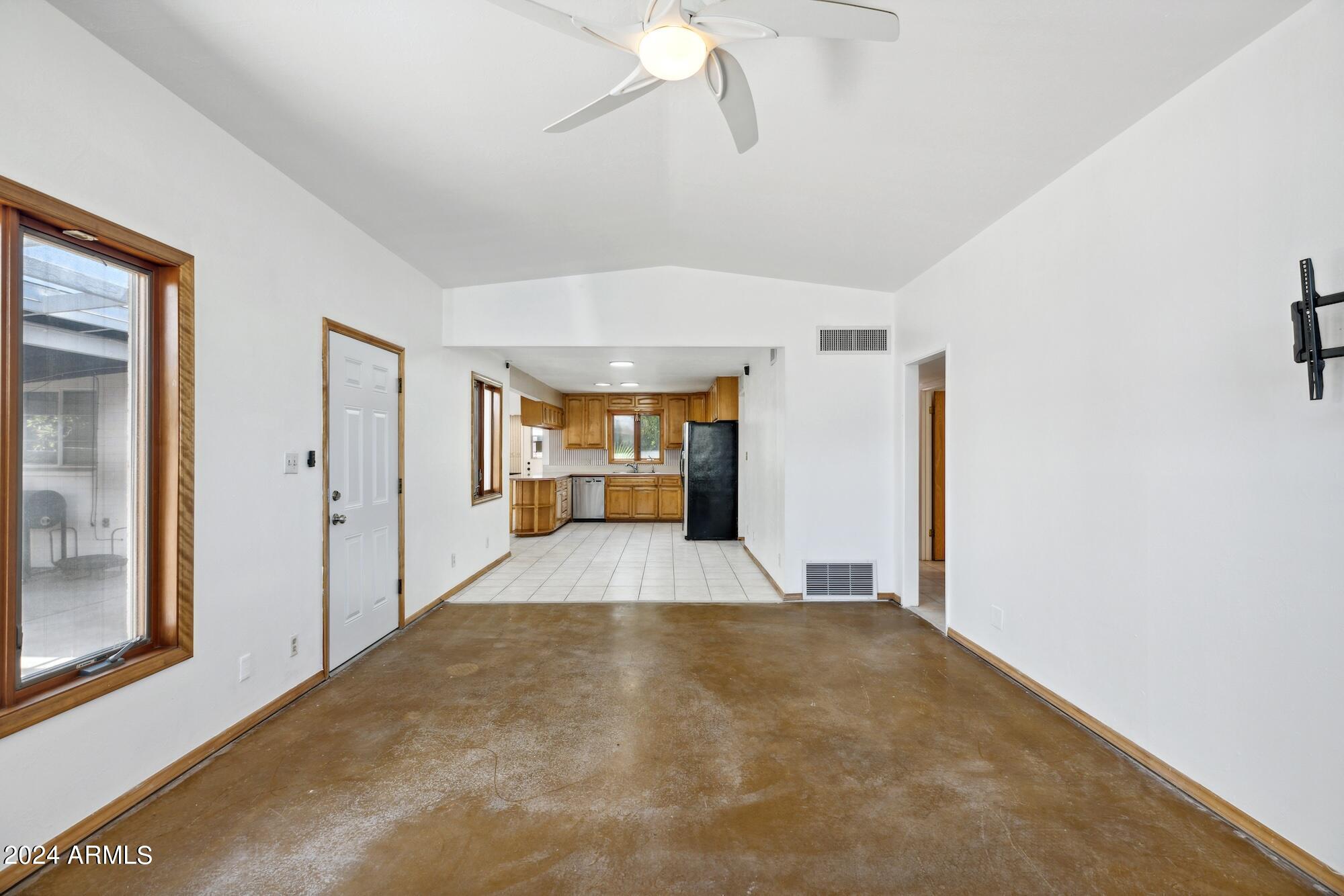 1401 E Rose Lane