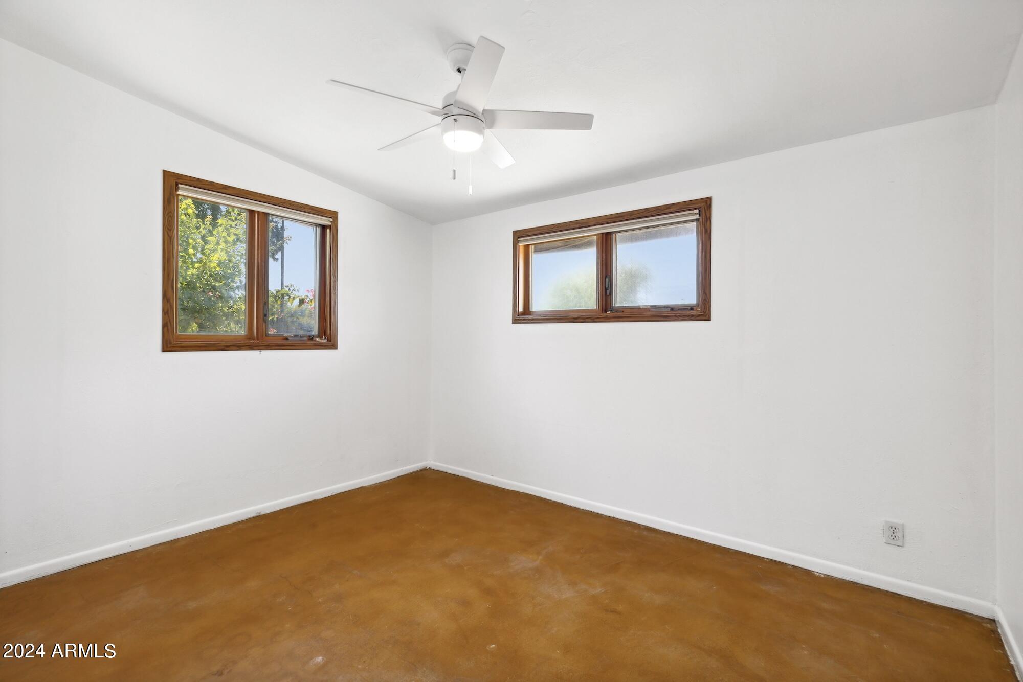1401 E Rose Lane
