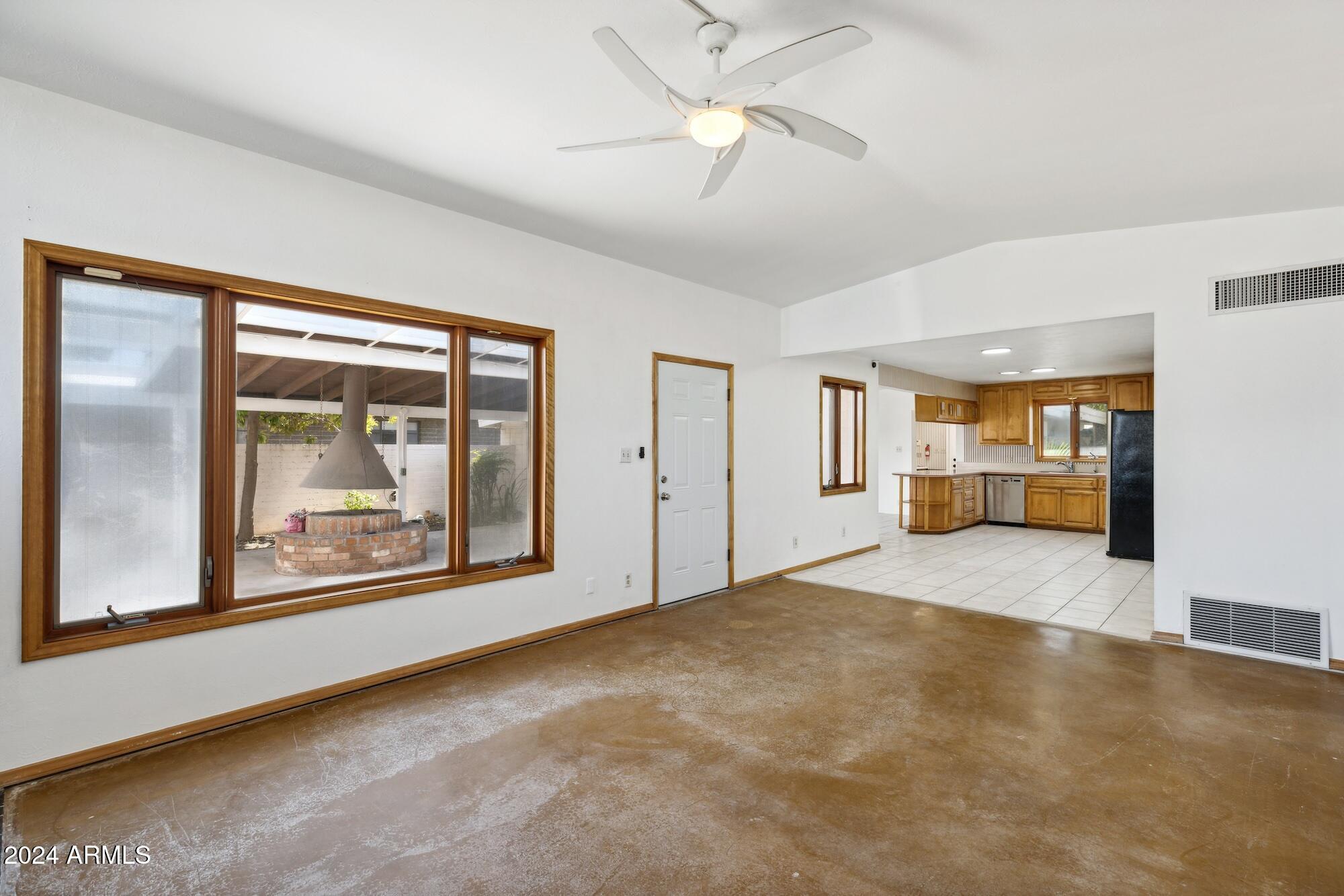 1401 E Rose Lane