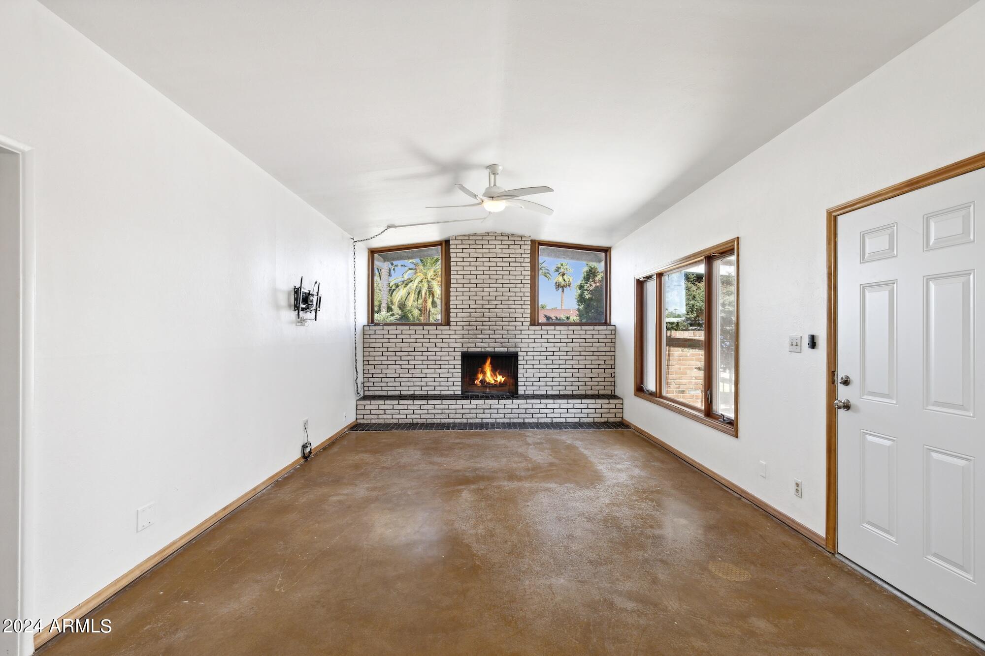 1401 E Rose Lane