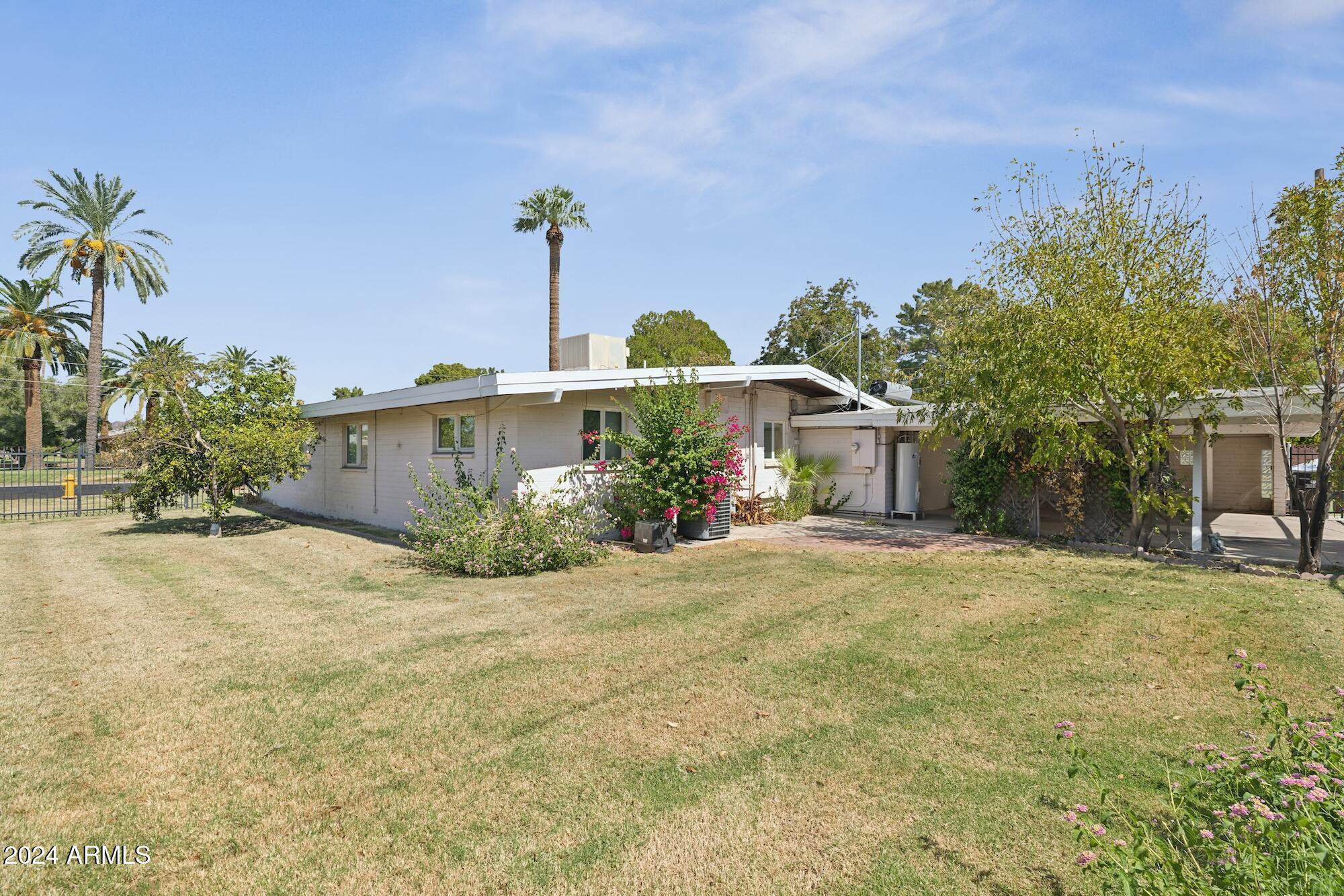 1401 E Rose Lane