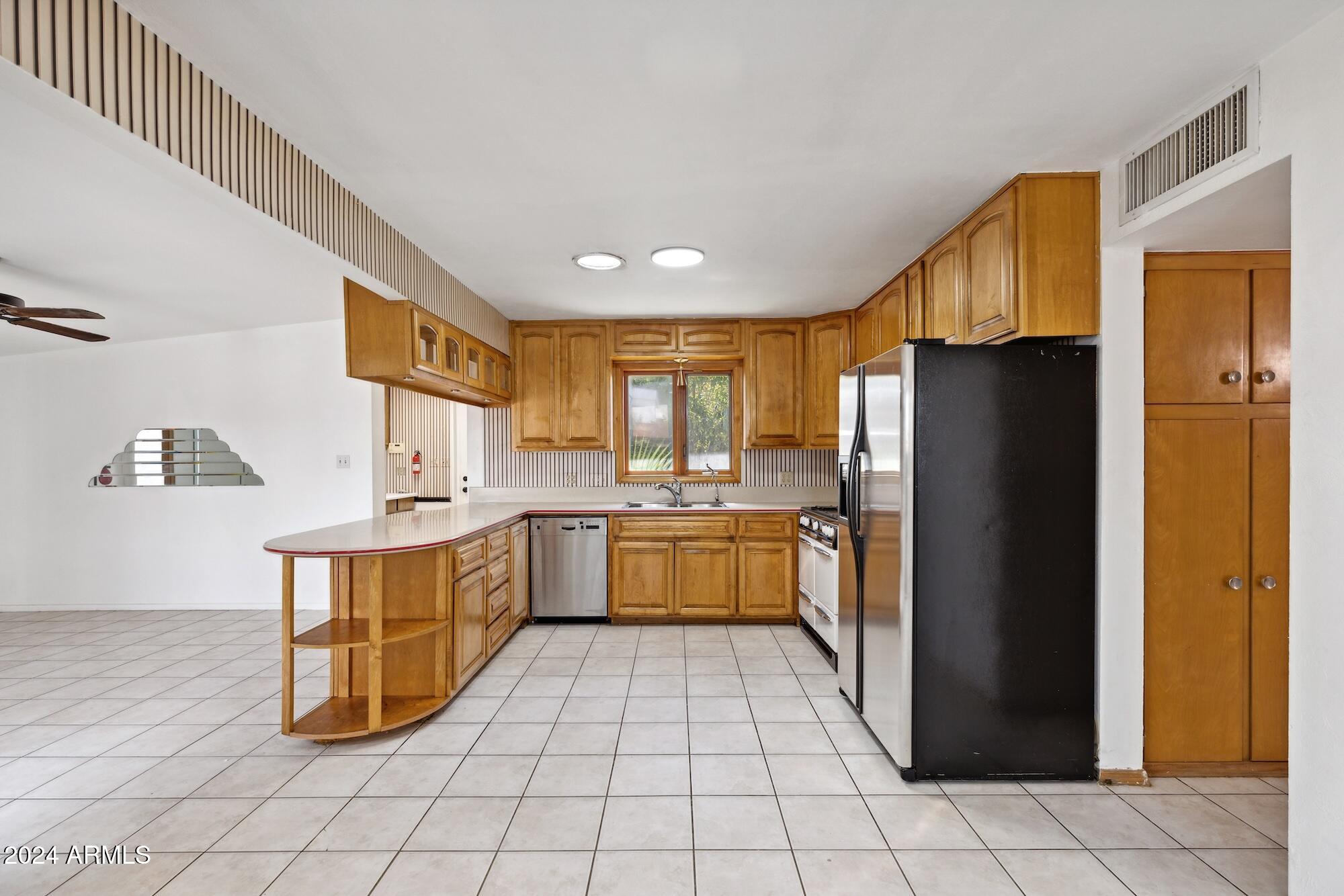 1401 E Rose Lane