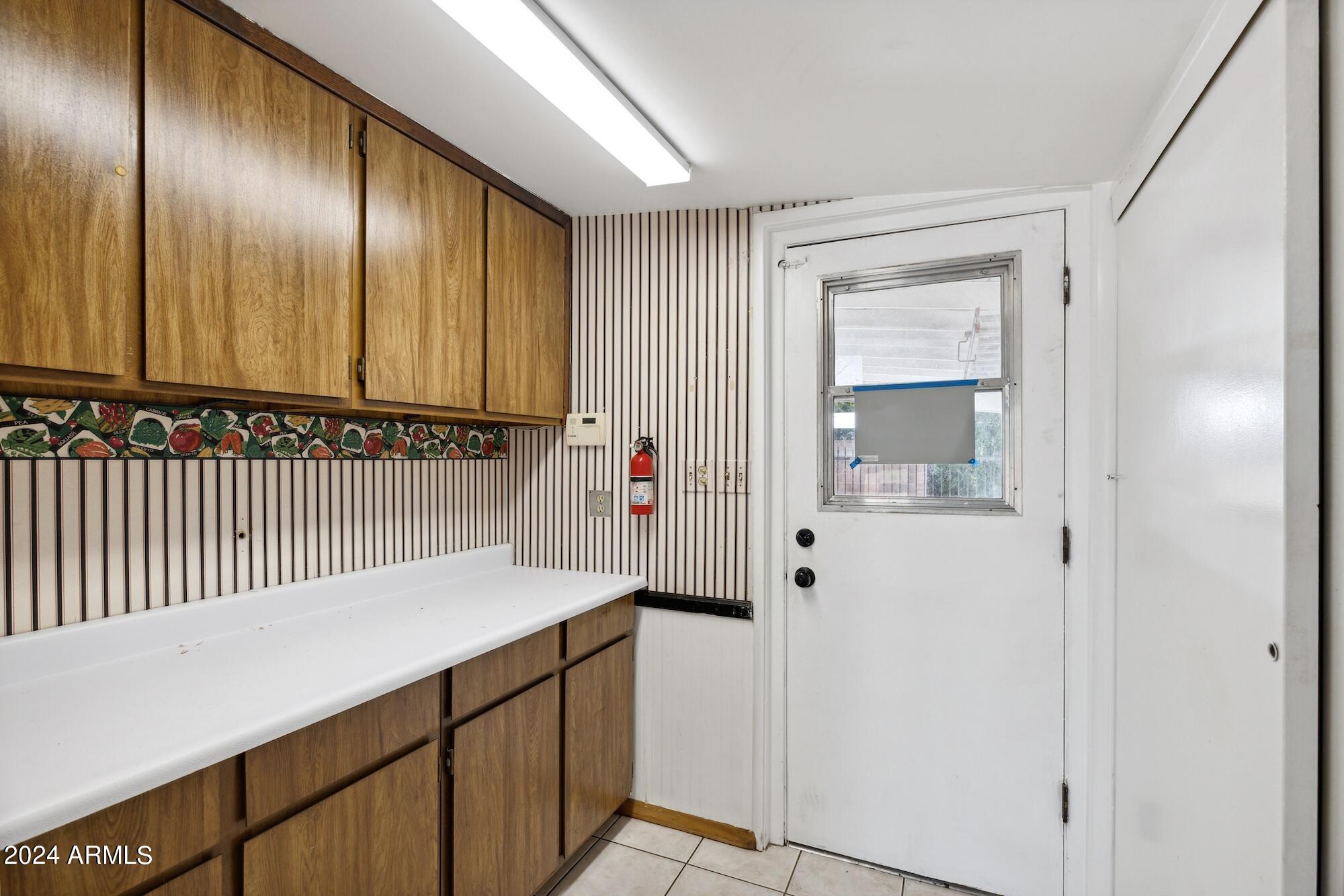 1401 E Rose Lane
