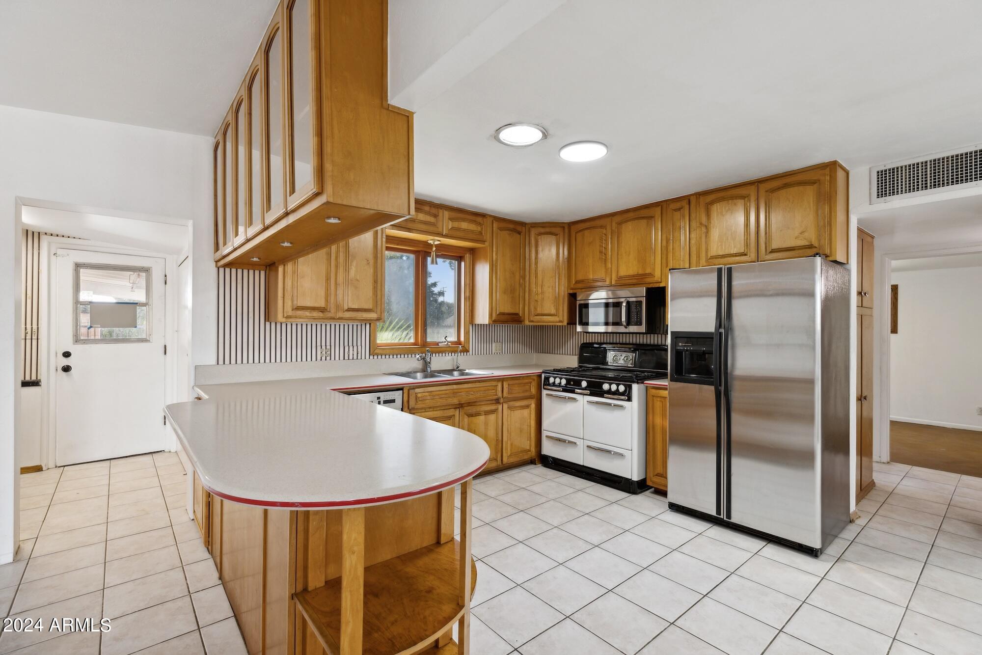 1401 E Rose Lane