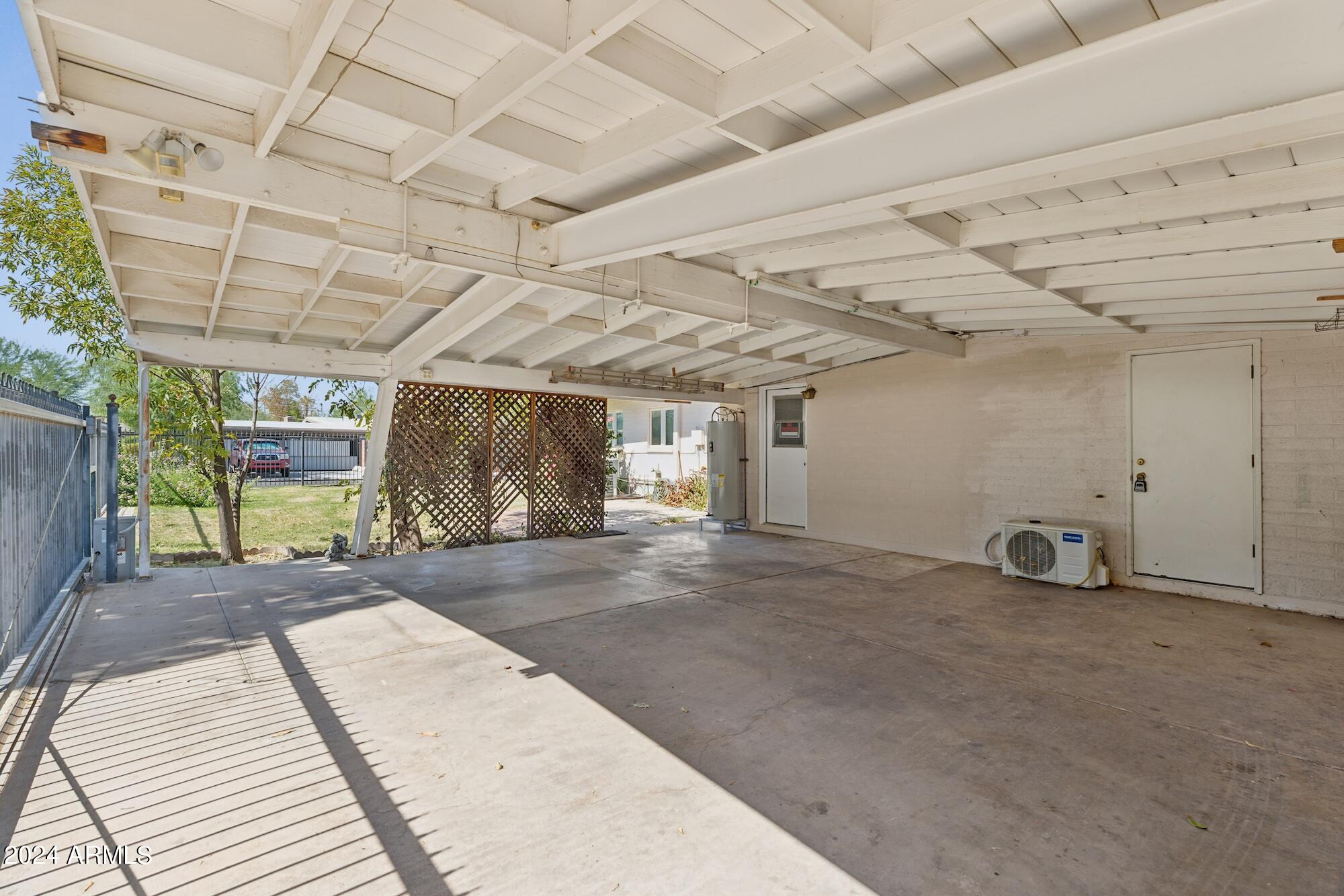 1401 E Rose Lane