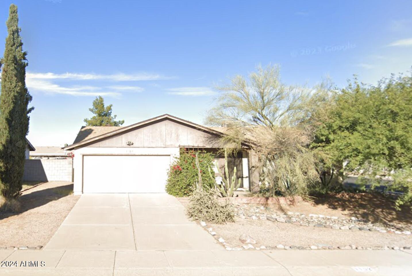 1102 W YALE Drive