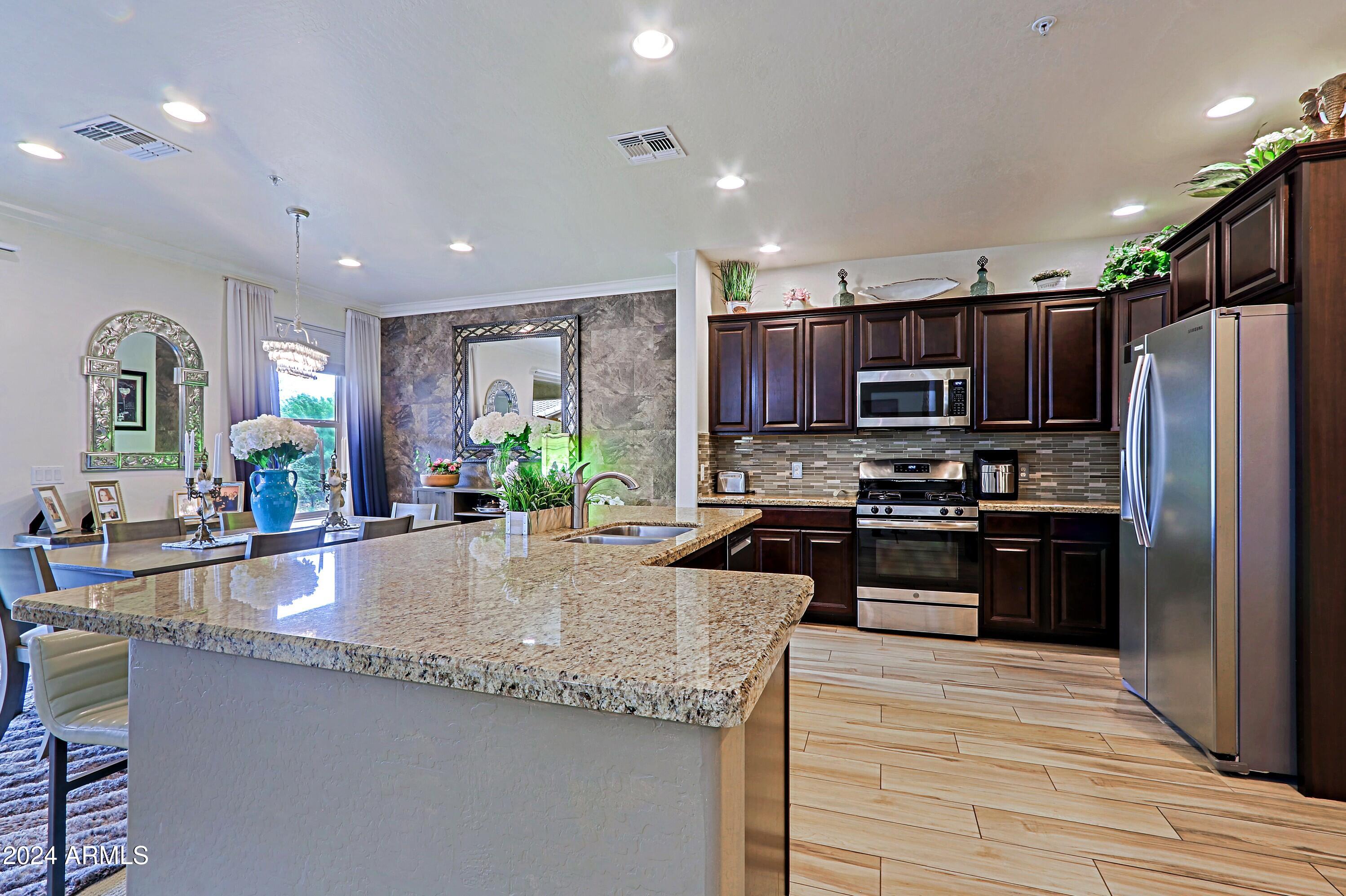 2425 W BRONCO BUTTE Trail 2058