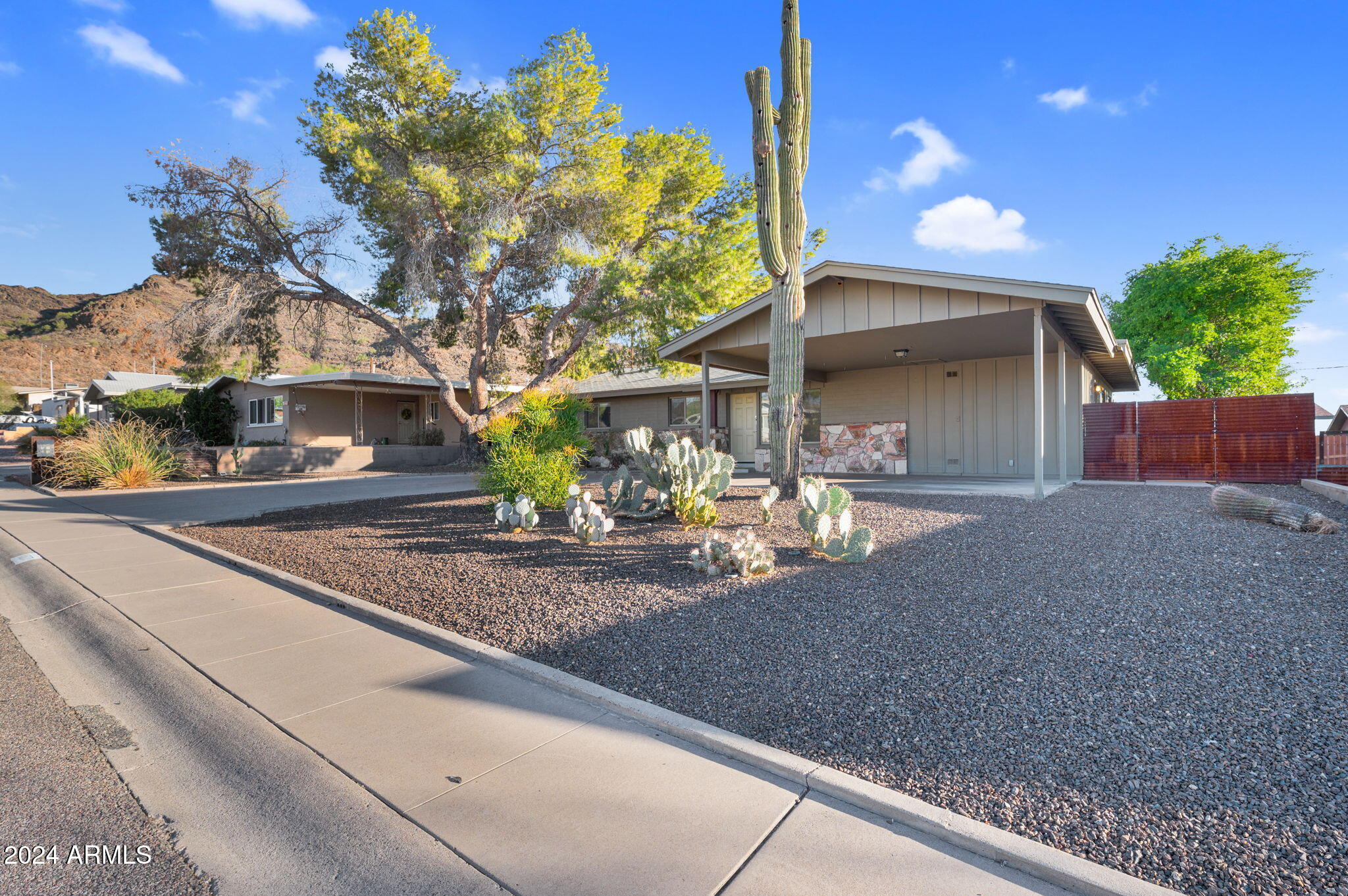 1317 E GOLDEN Lane