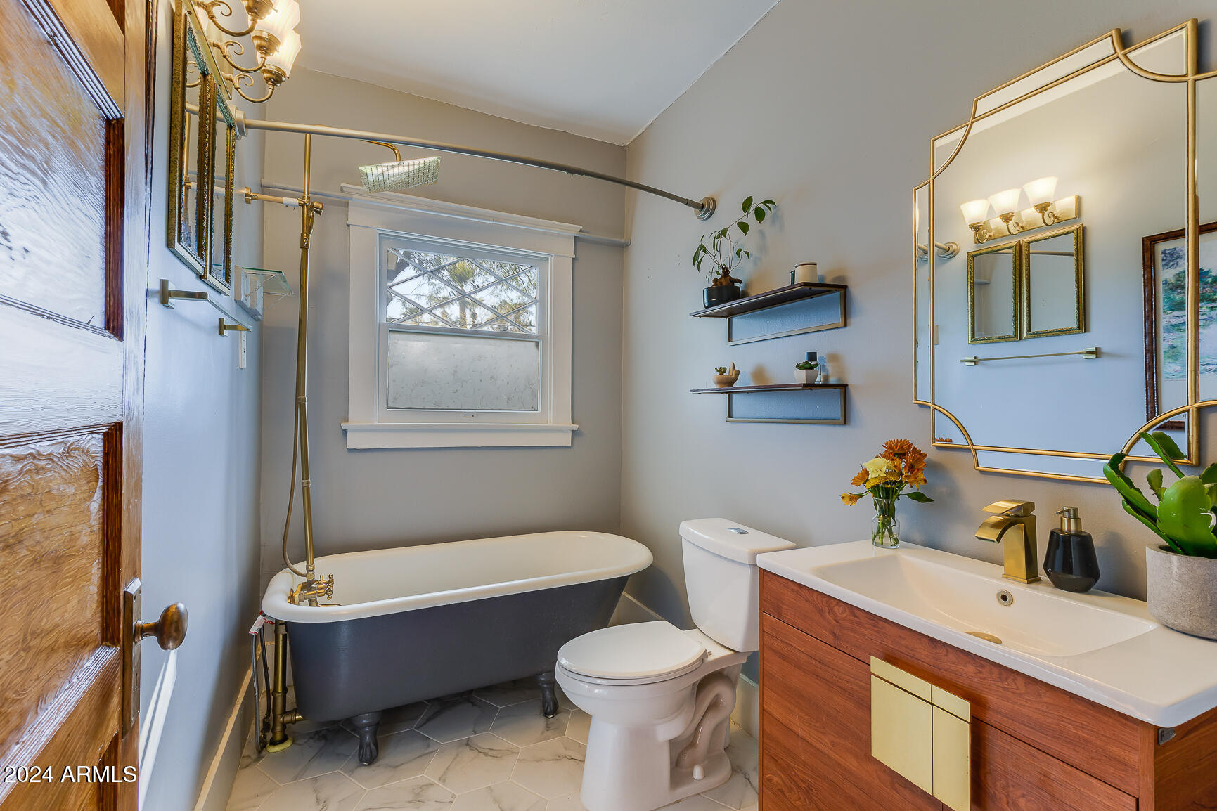 125 W PALM Lane
