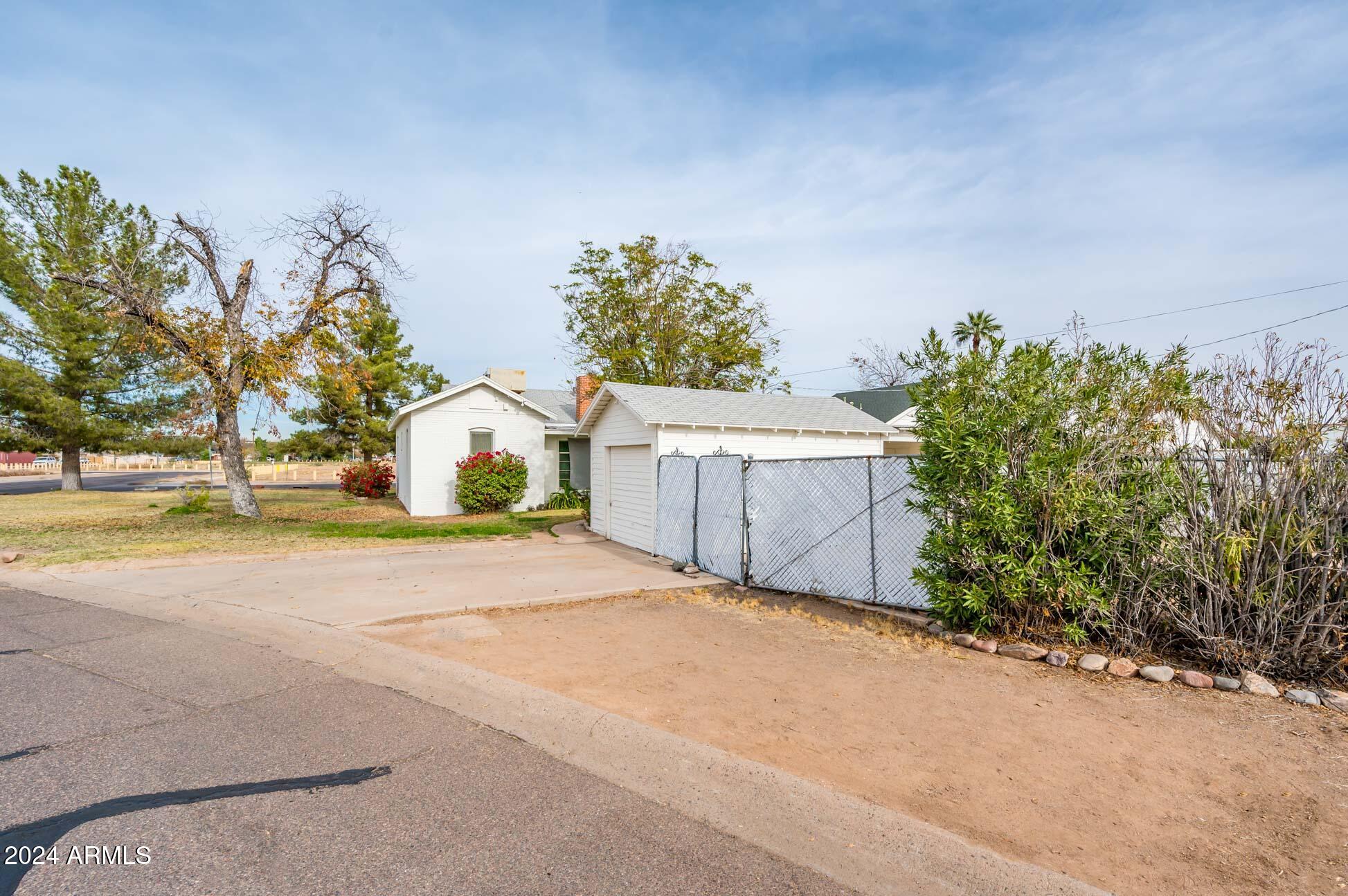 121 W Glenrosa Avenue