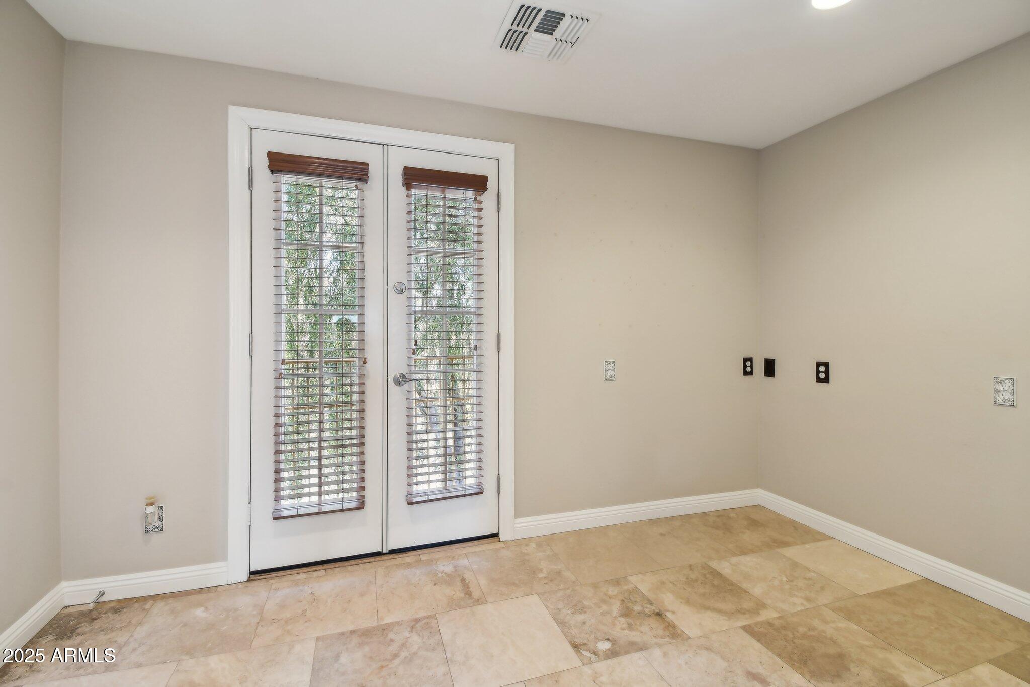 2507 W Vía Savelli