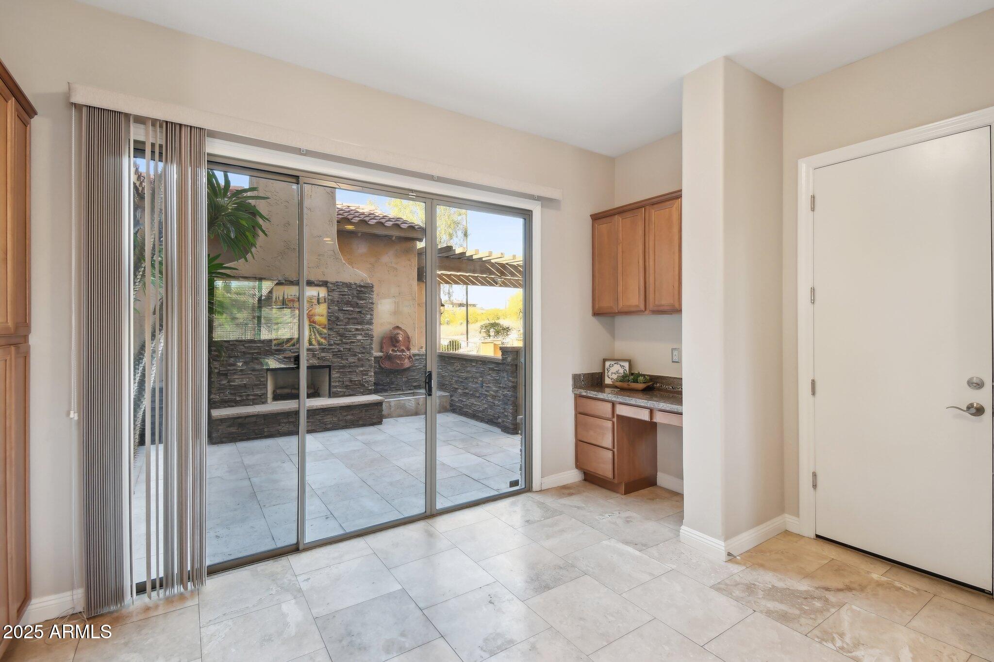 2507 W Vía Savelli