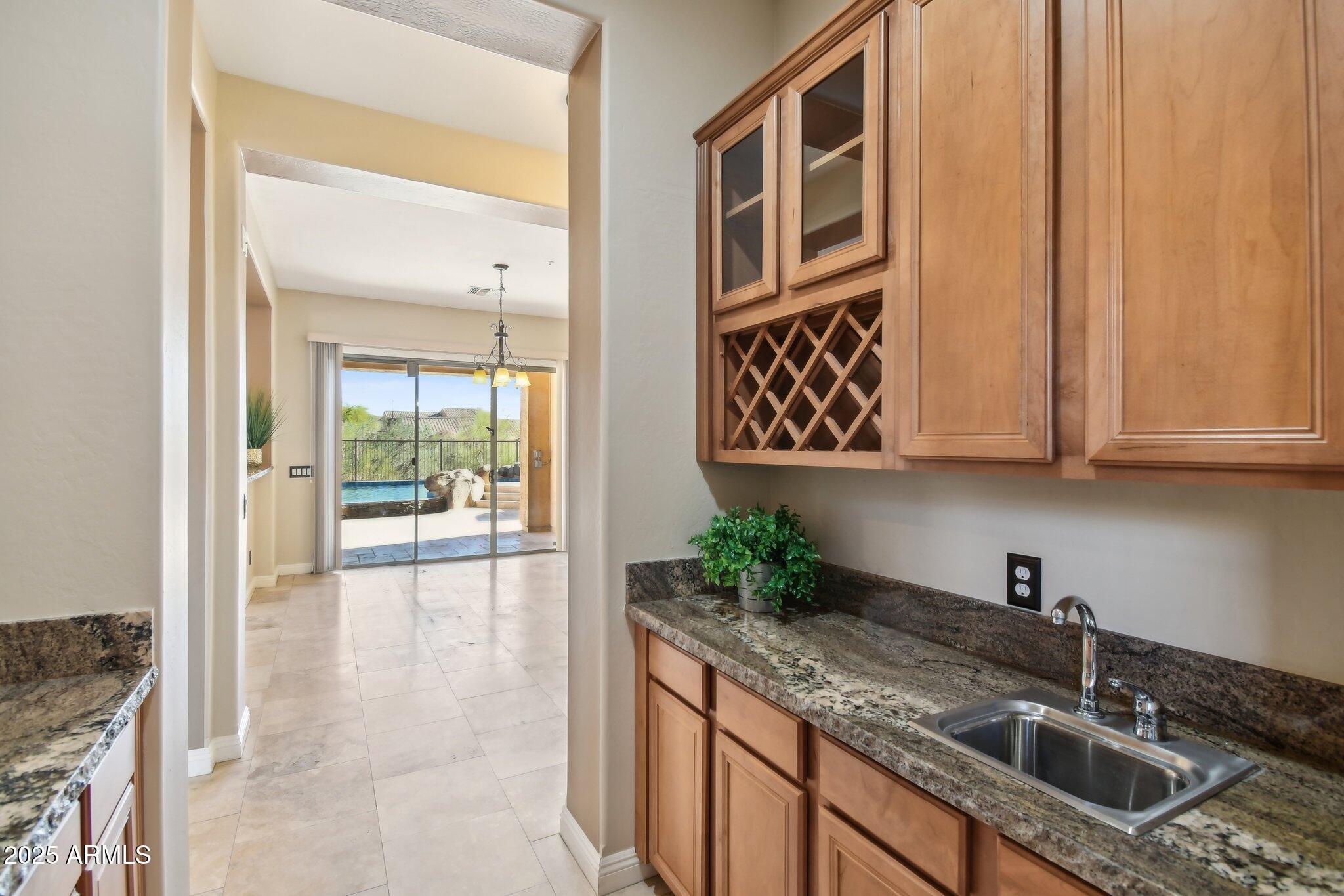 2507 W Vía Savelli