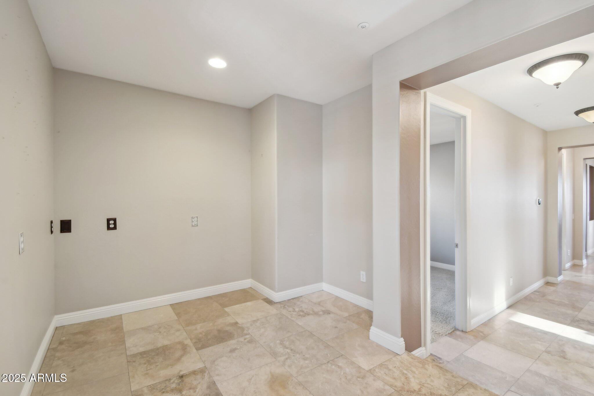 2507 W Vía Savelli