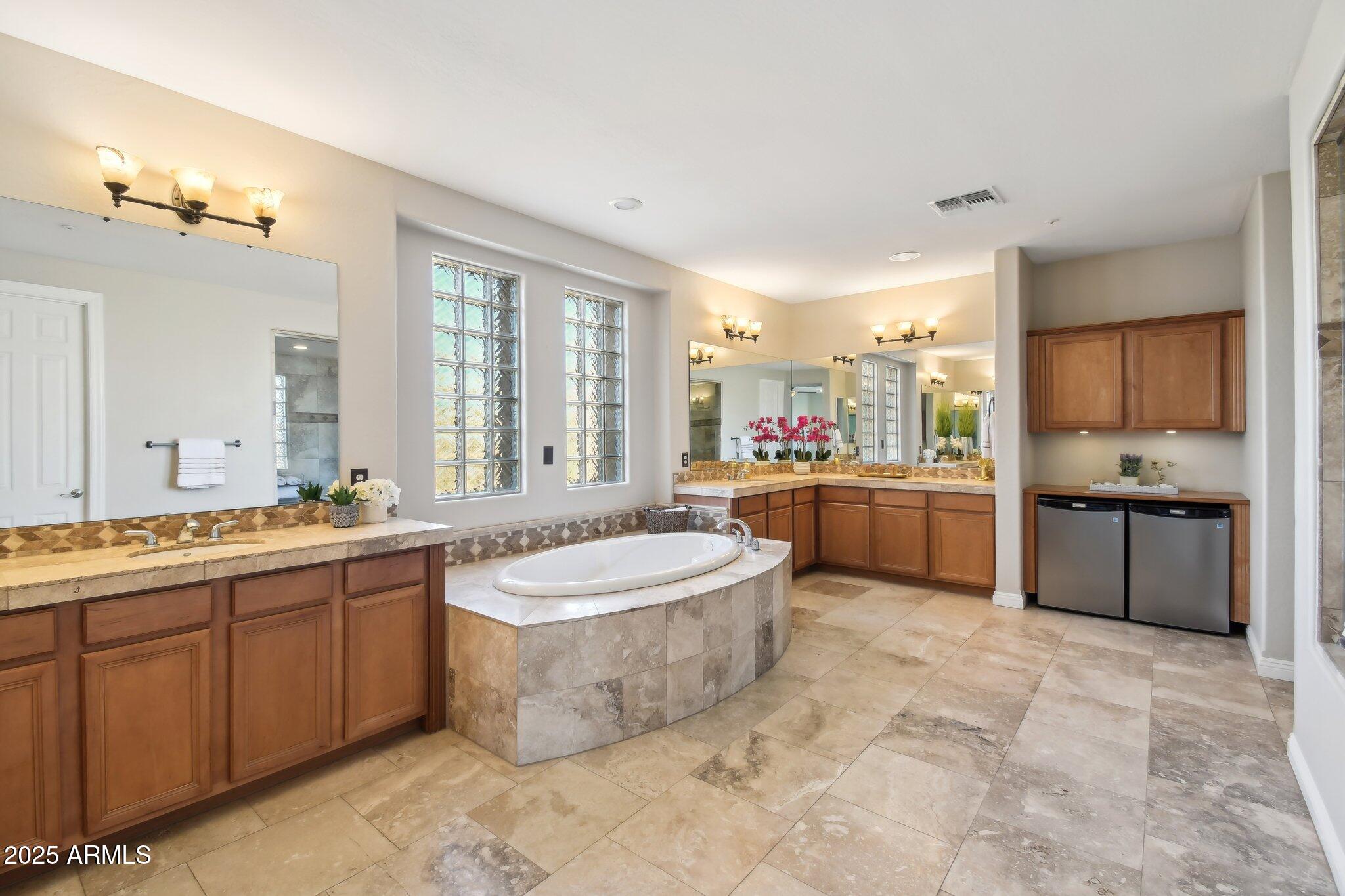 2507 W Vía Savelli