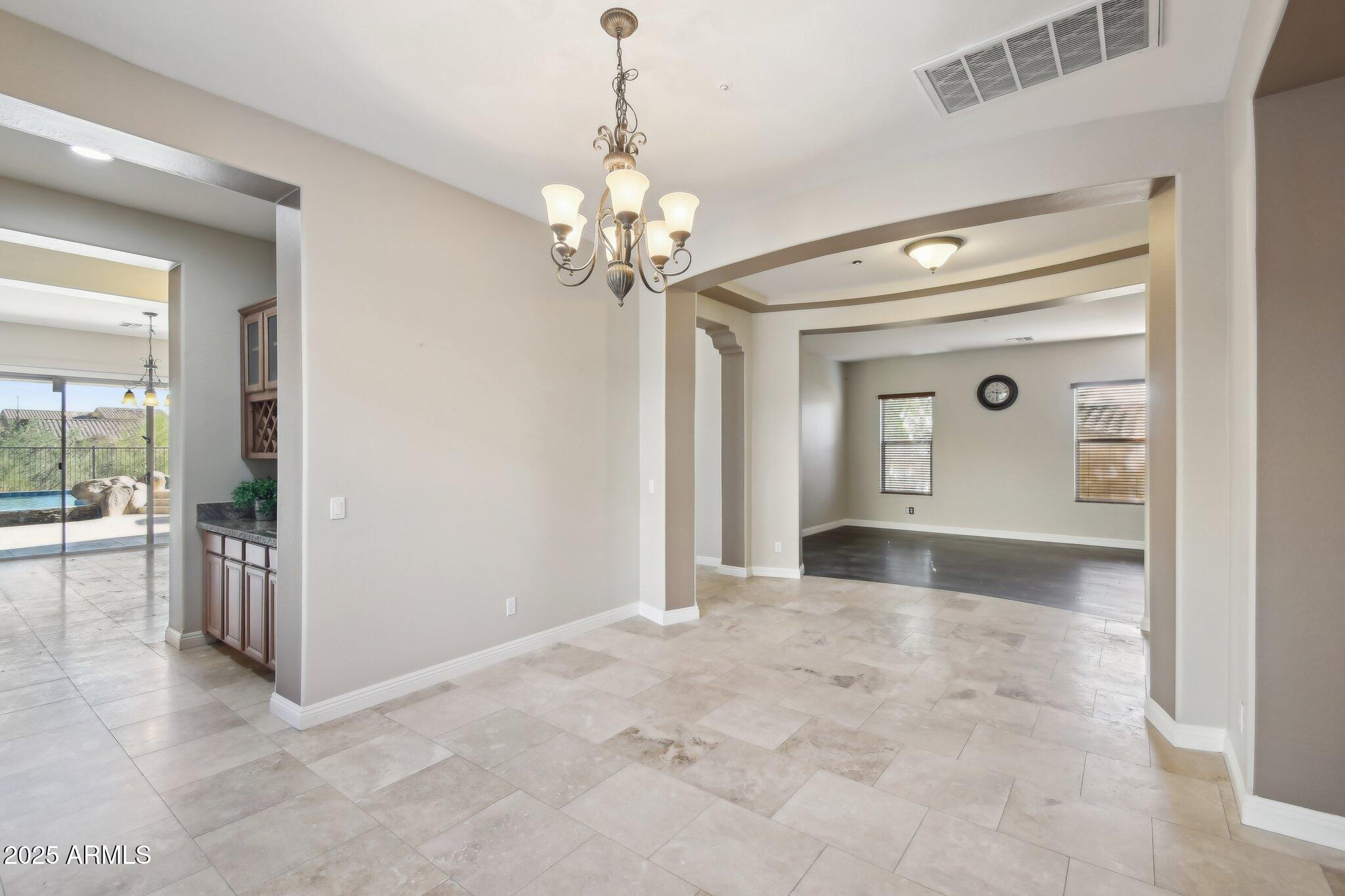 2507 W Vía Savelli
