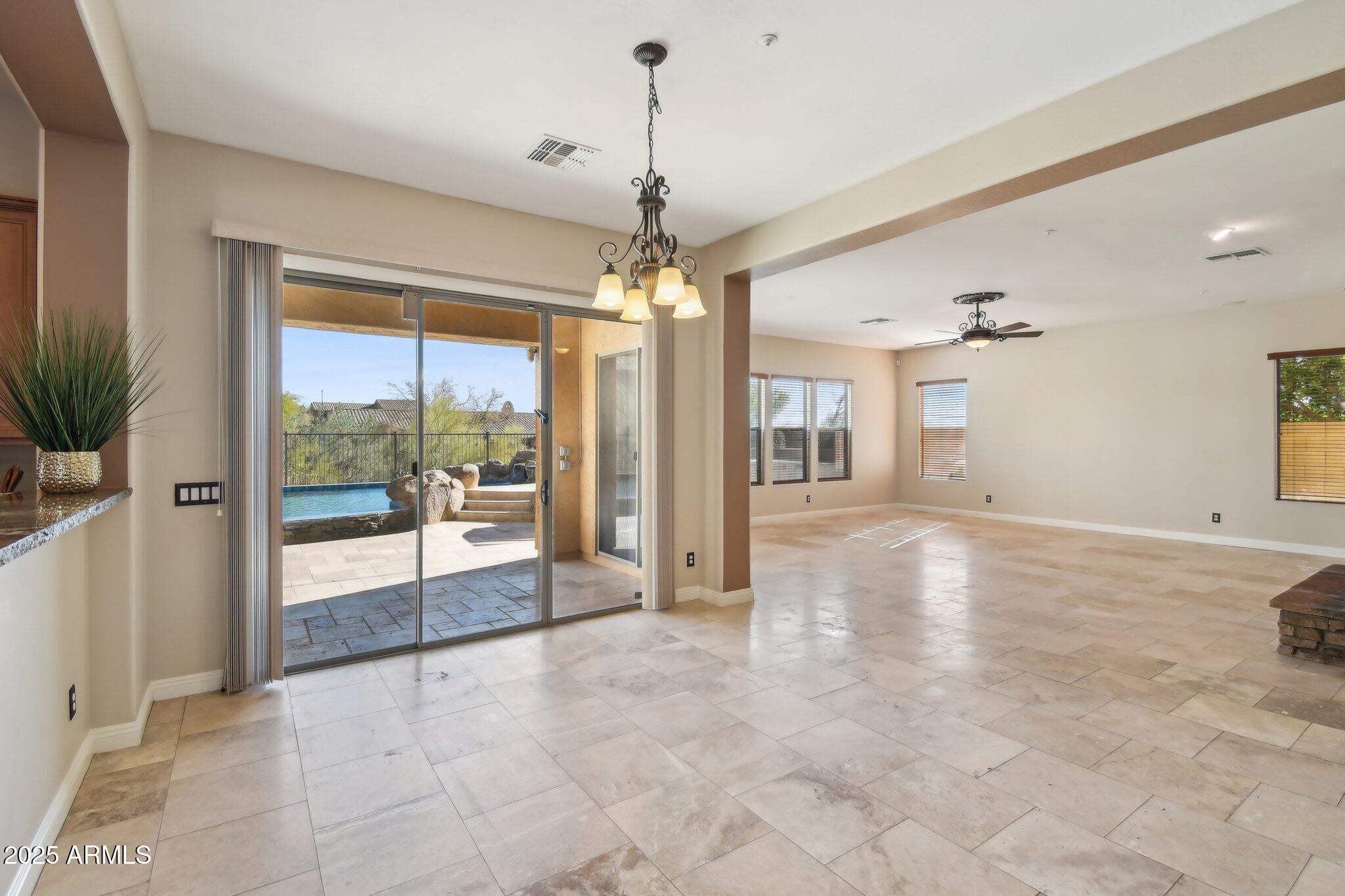 2507 W Vía Savelli