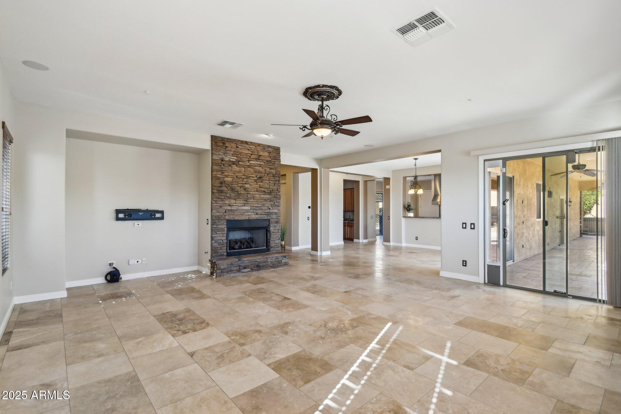2507 W Vía Savelli