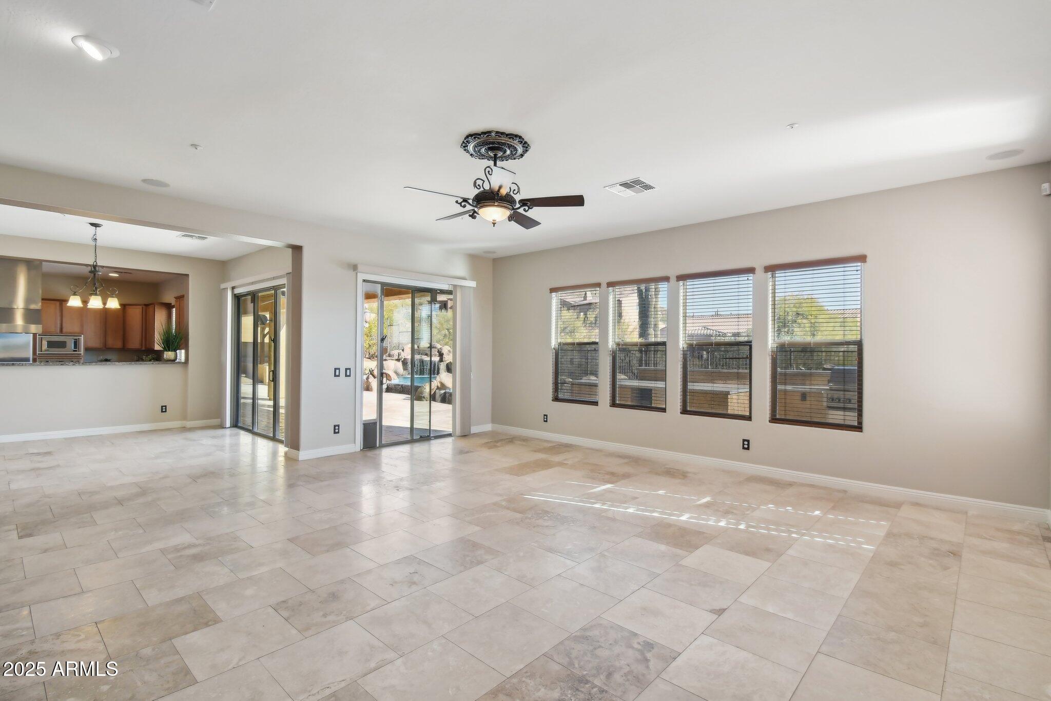 2507 W Vía Savelli