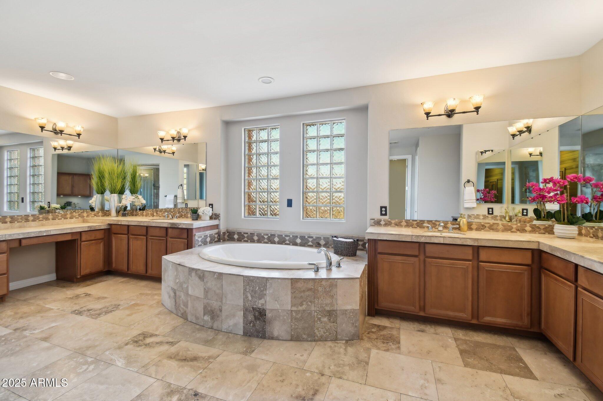 2507 W Vía Savelli