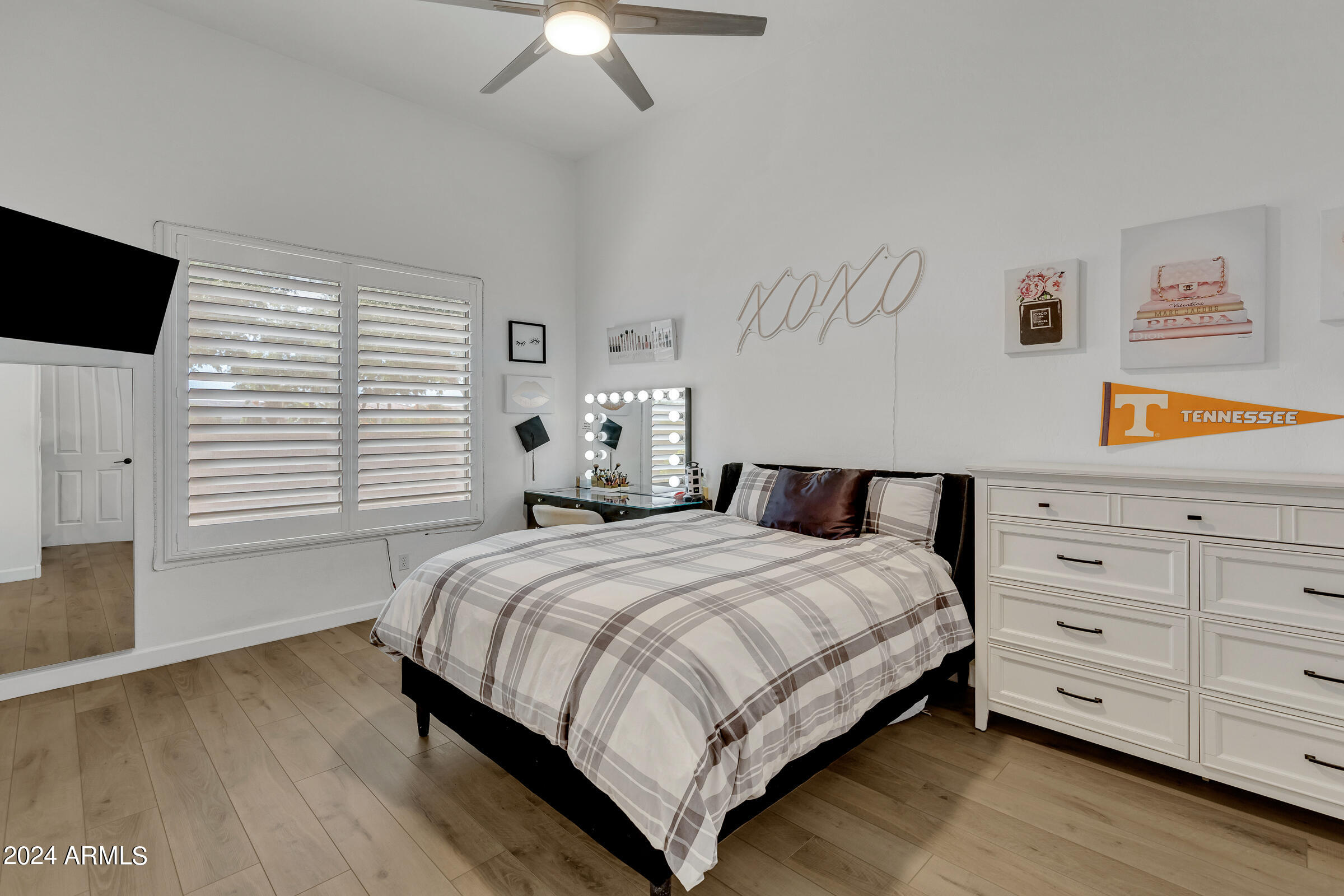 2536 E WOOD Place