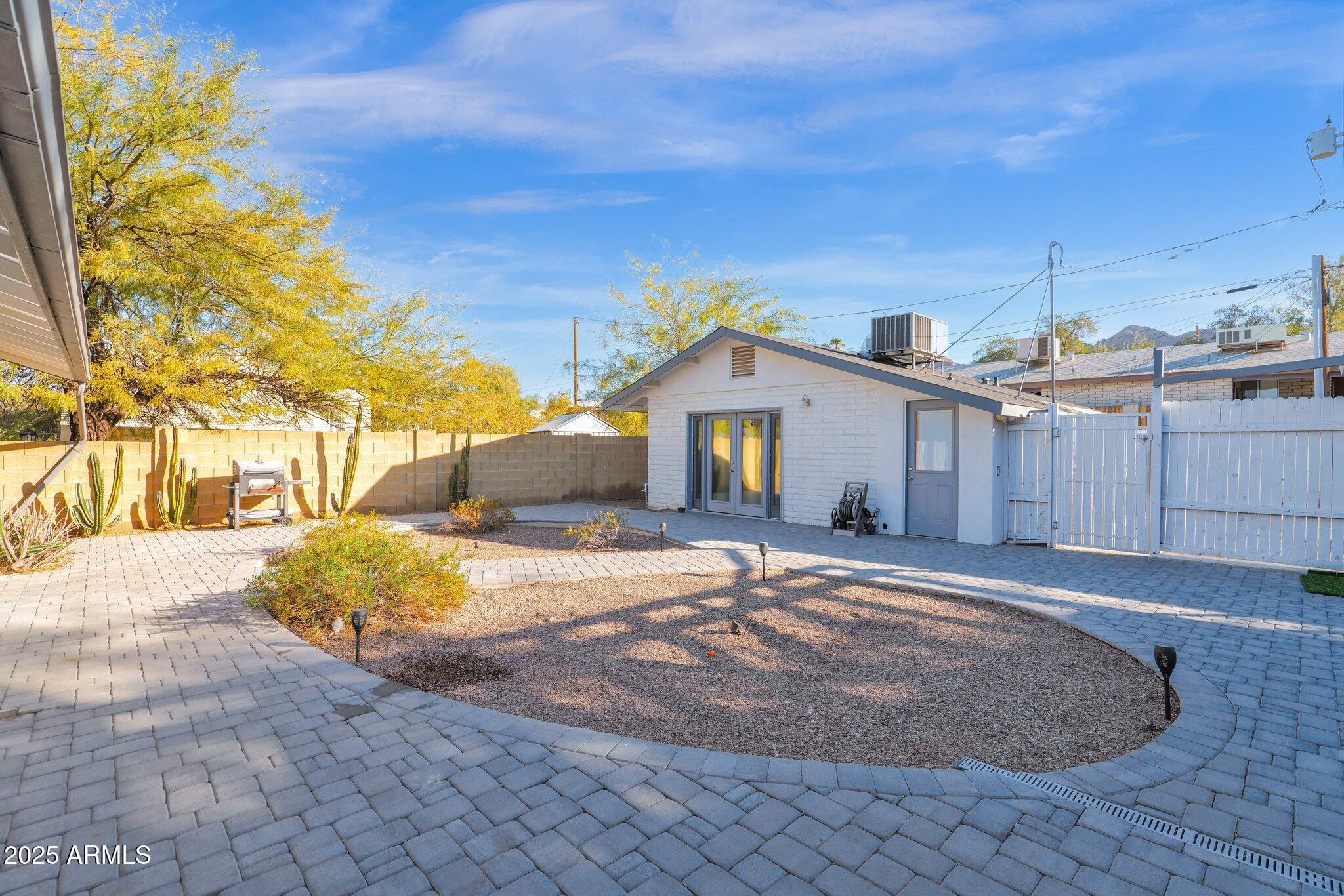 1404 E MOUNTAIN VIEW Road
