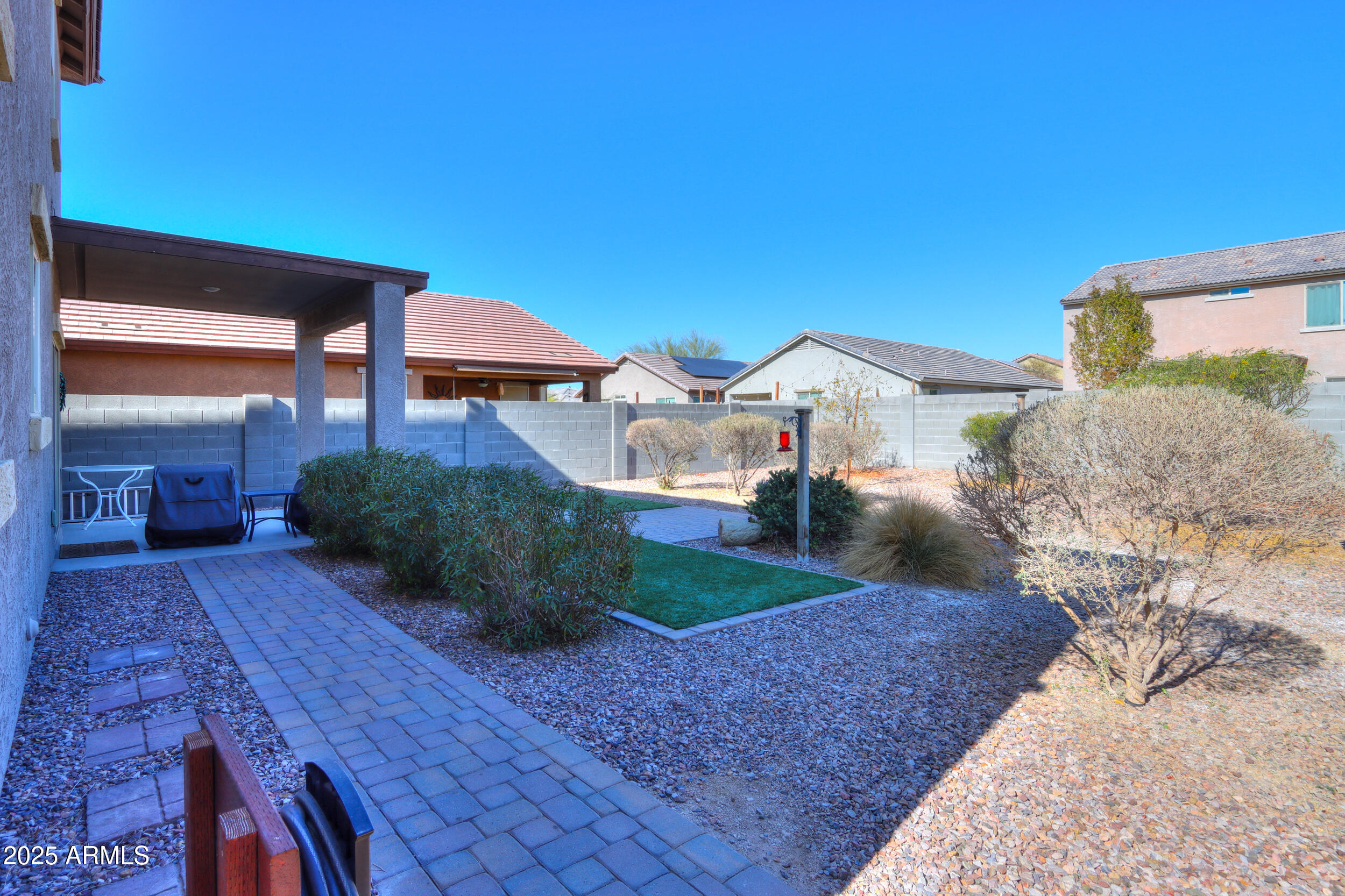 802 W JARDIN Drive