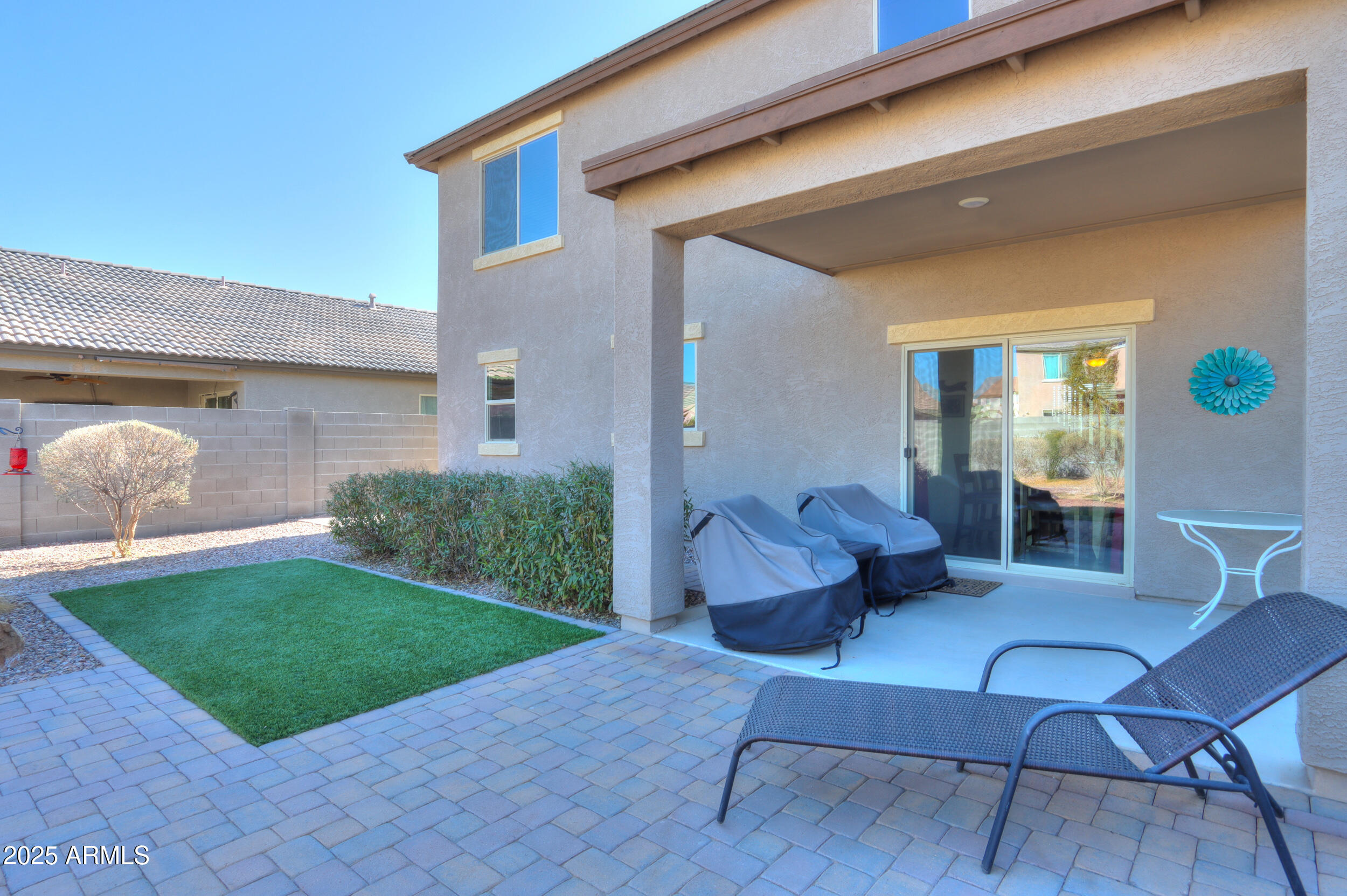 802 W JARDIN Drive
