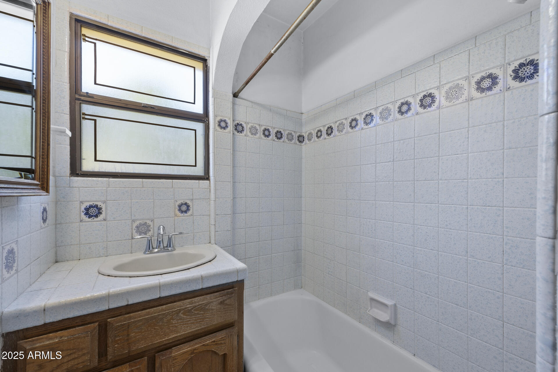 27 W Lewis Avenue