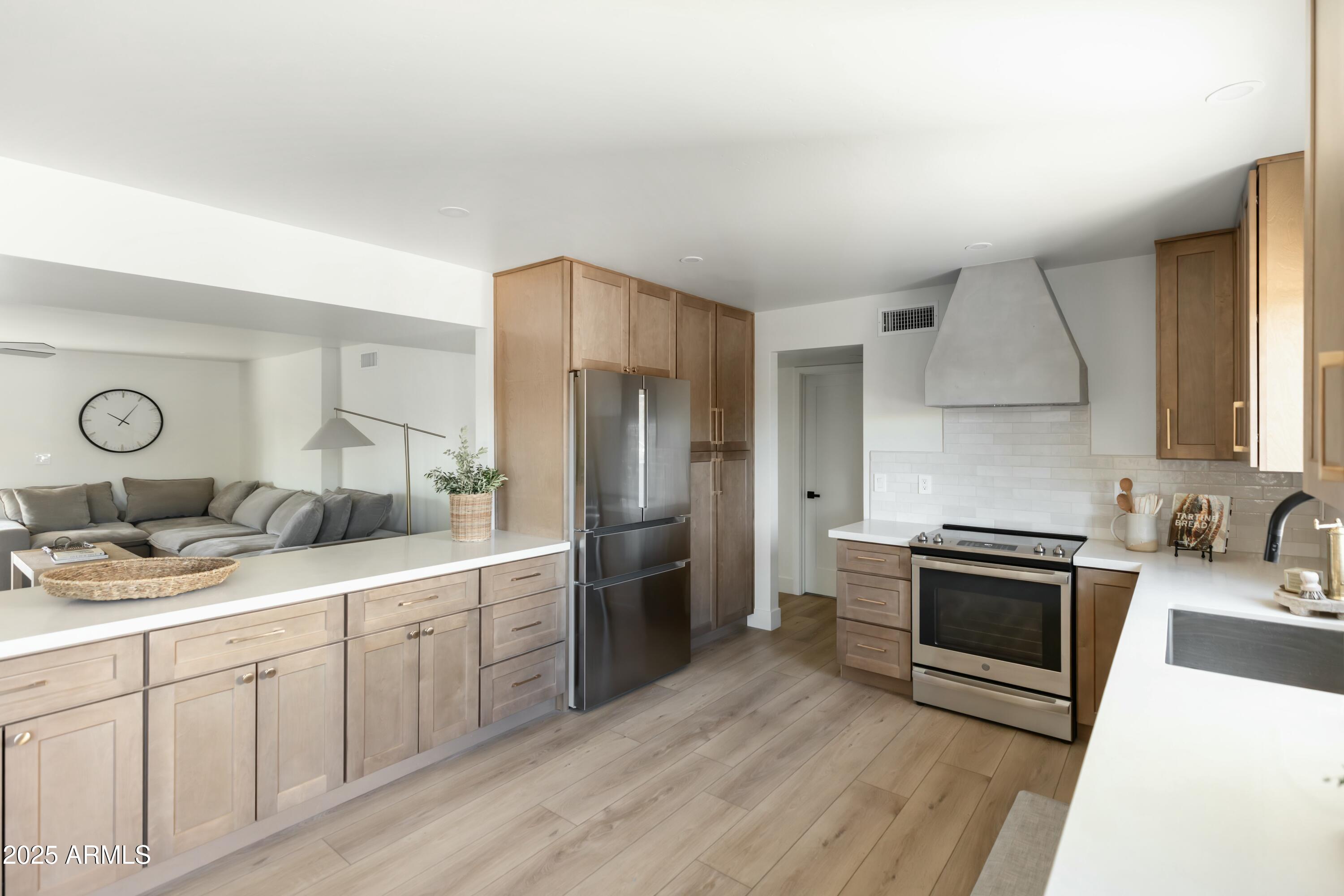 6516 N 43RD Place