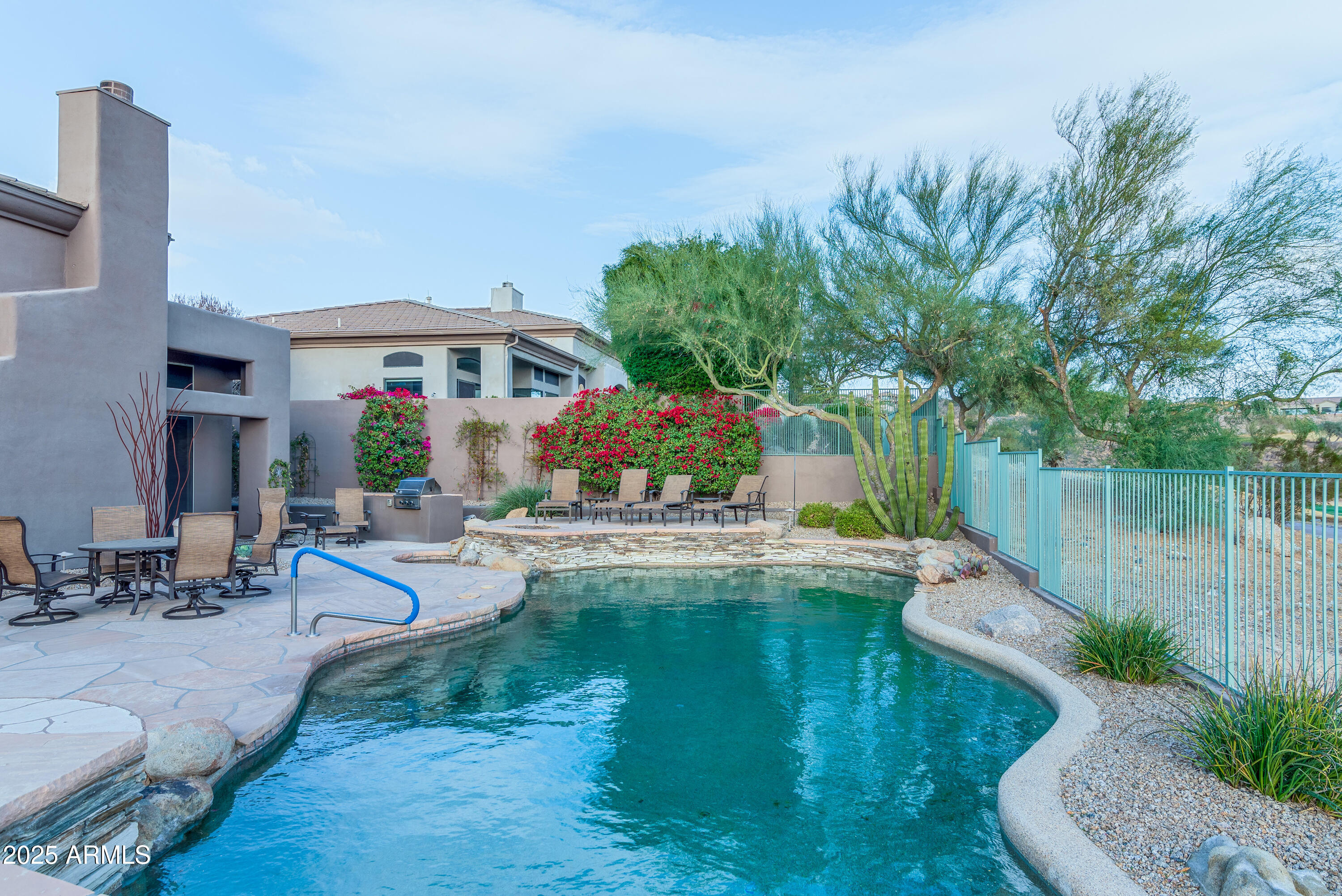 9619 N LONGFEATHER