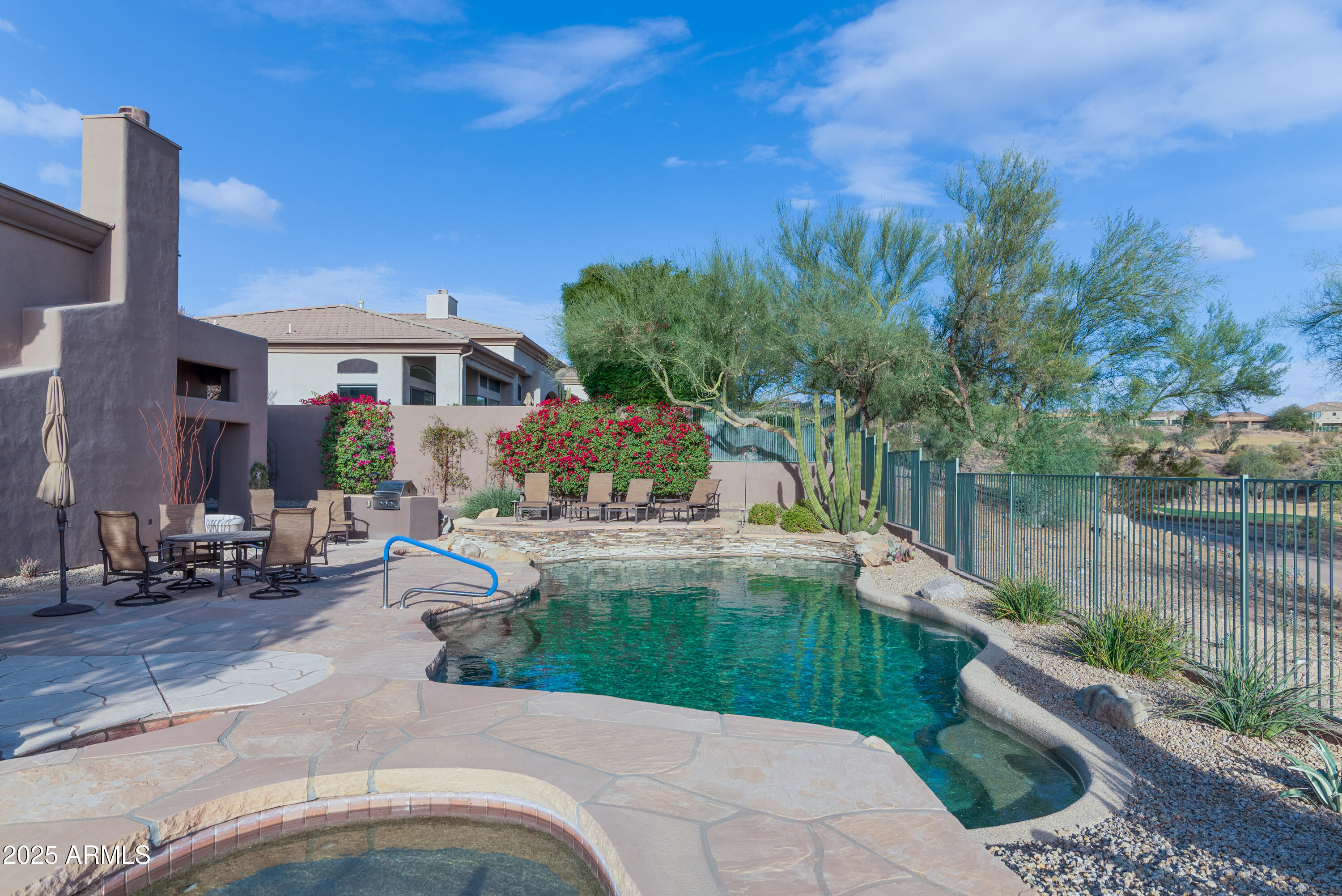 9619 N LONGFEATHER