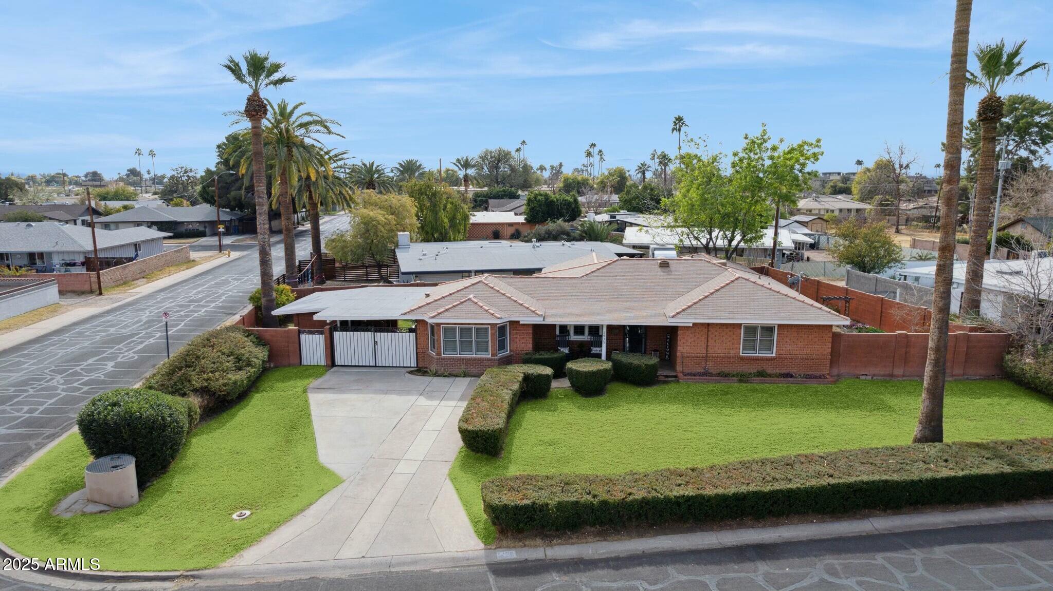 1435 E ROSE Lane