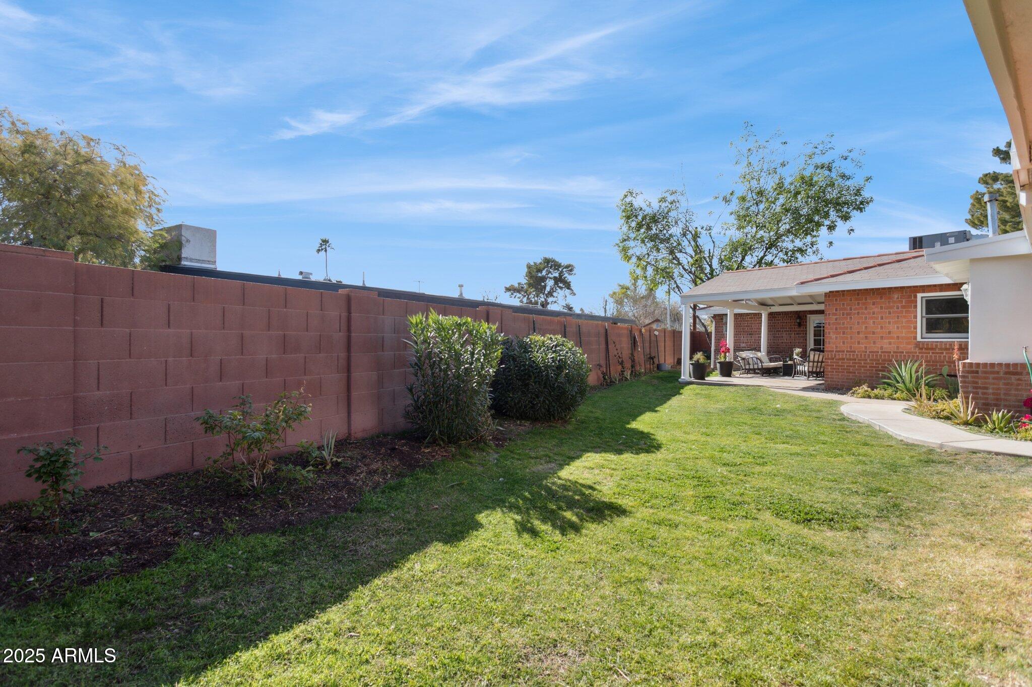 1435 E ROSE Lane