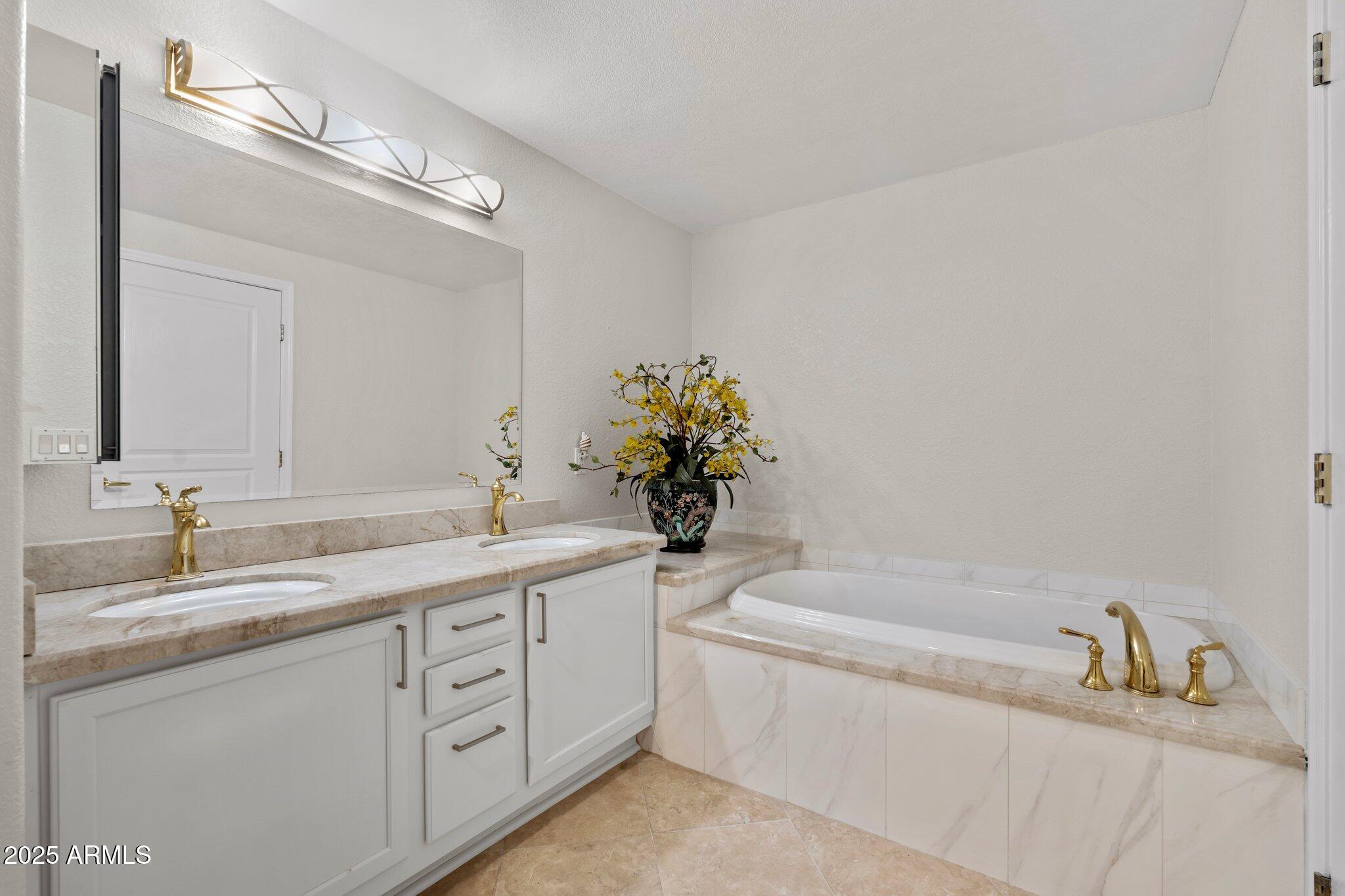 15221 N CLUBGATE Drive 1141