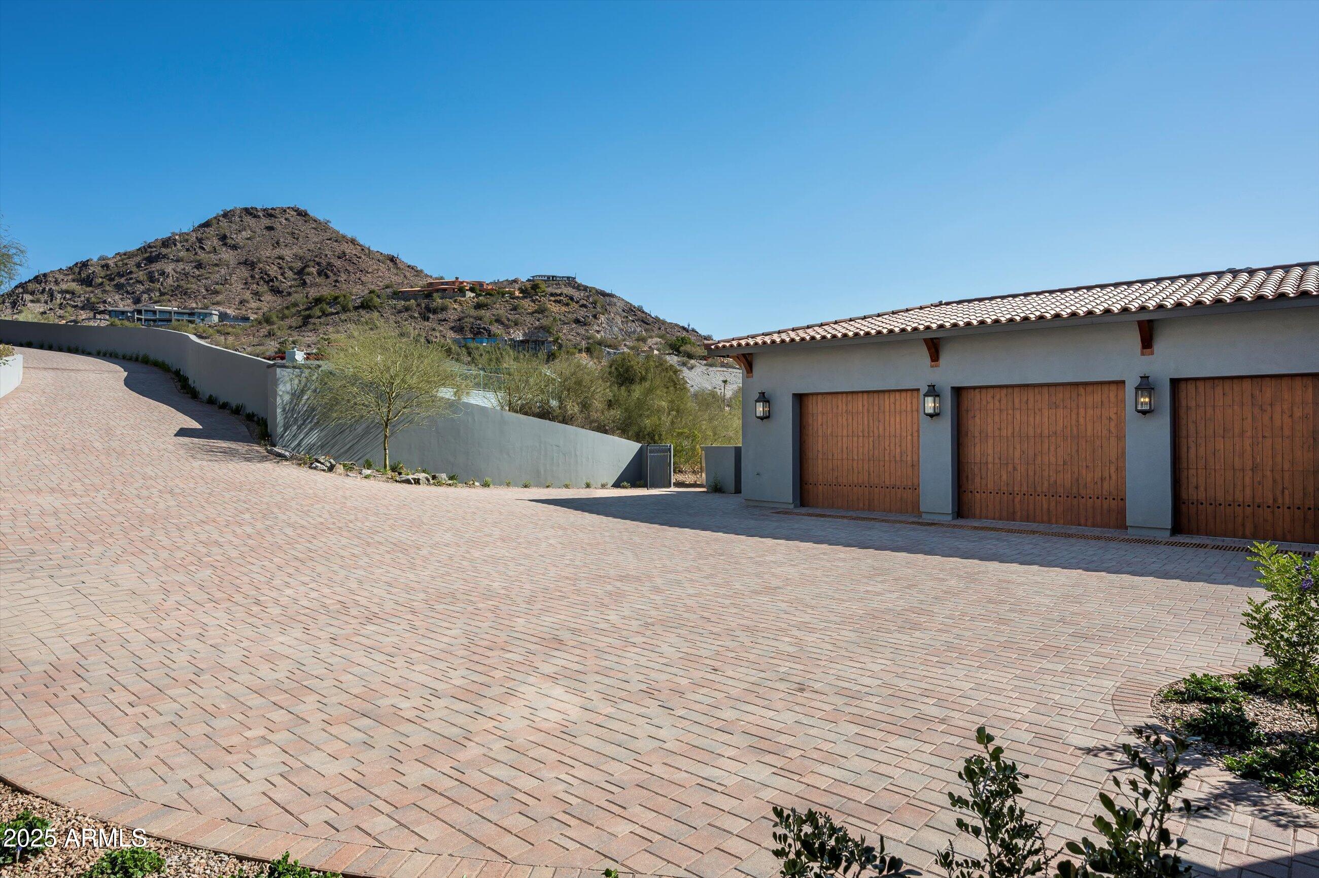 6825 N 39th Place